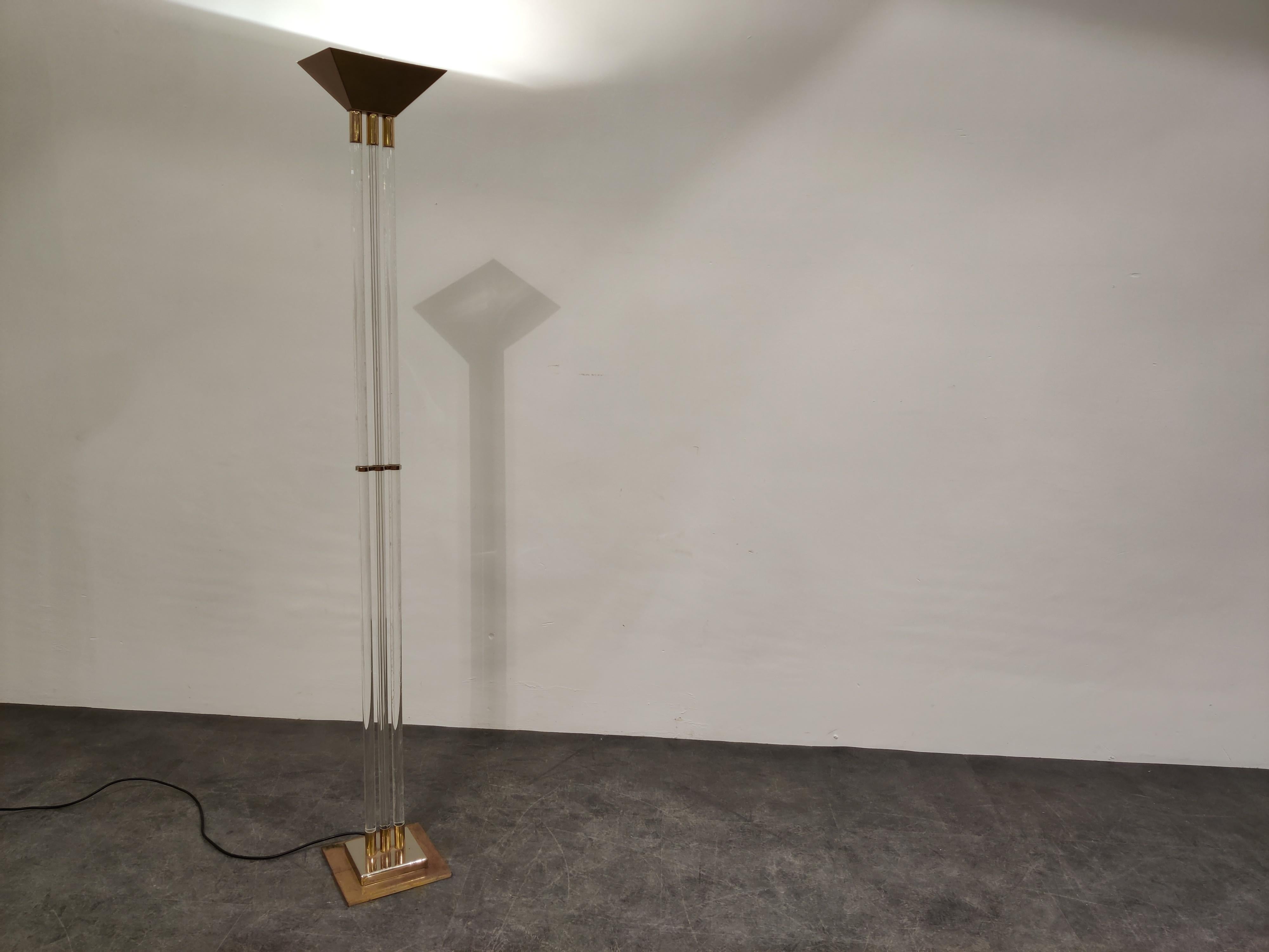 Belge Lampadaire vintage en laiton et lucite, années 1970 en vente
