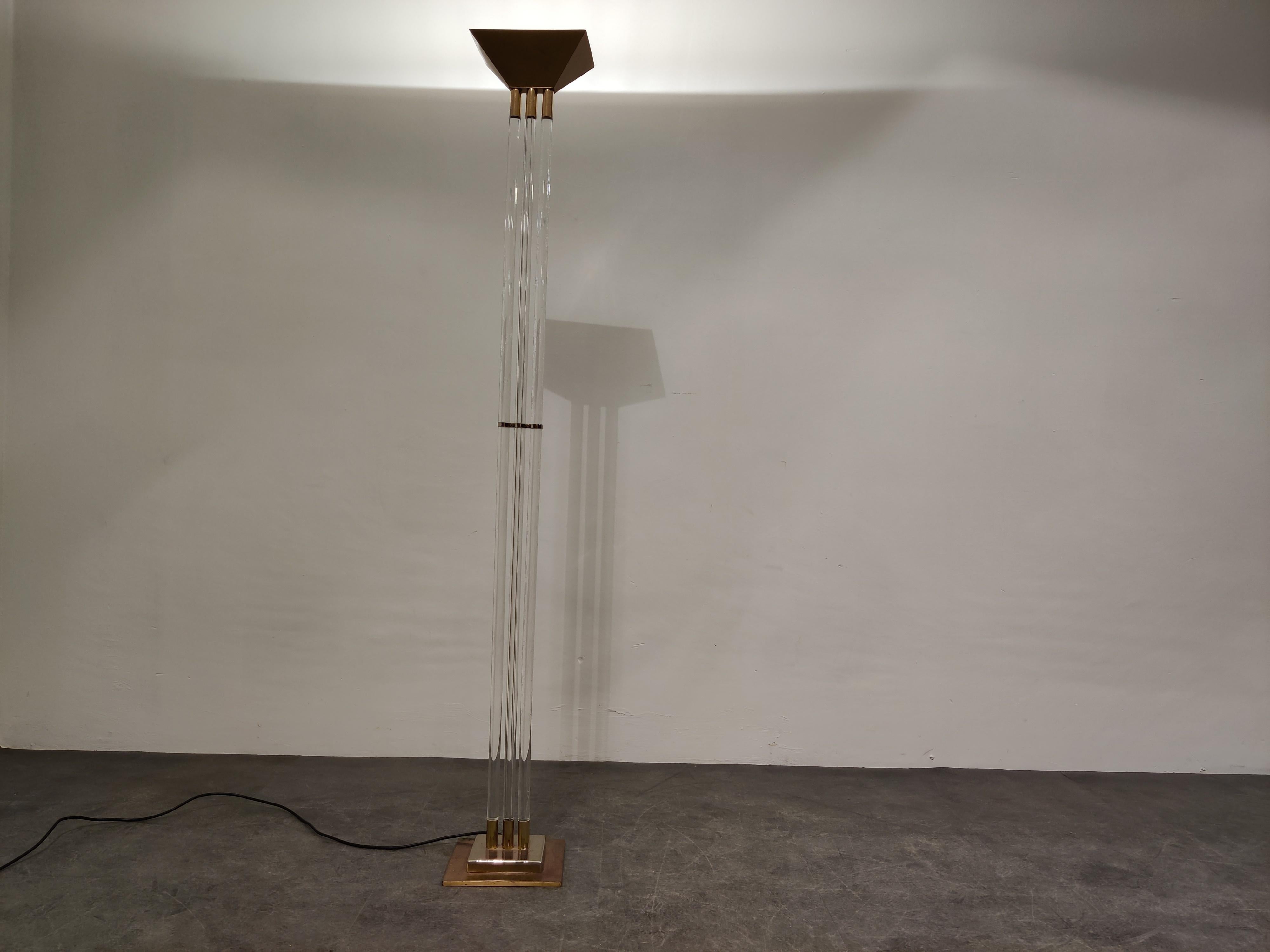 Lampadaire vintage en laiton et lucite, années 1970 Bon état - En vente à Leuven, Vlaams Gewest