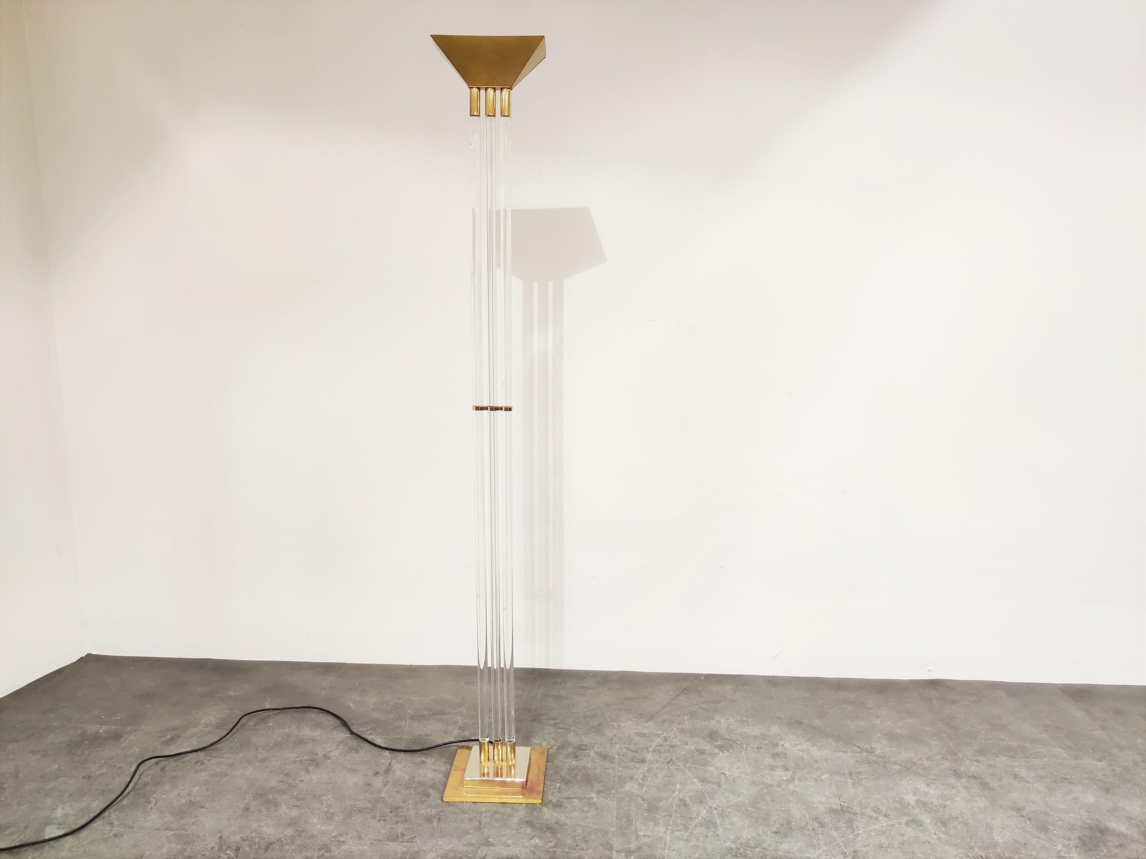 Laiton Lampadaire vintage en laiton et lucite, années 1970 en vente