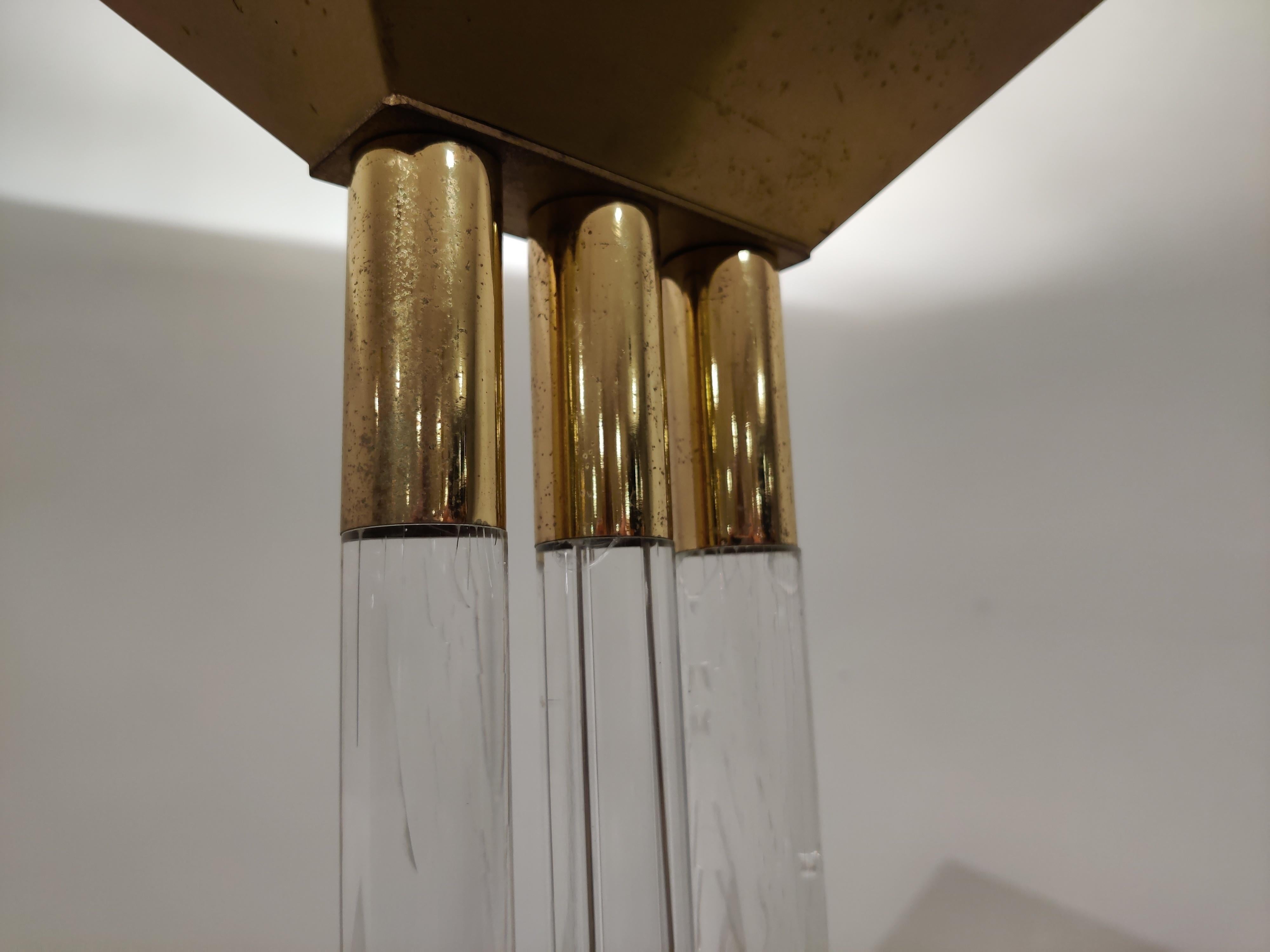 Lampadaire vintage en laiton et lucite, années 1970 en vente 1