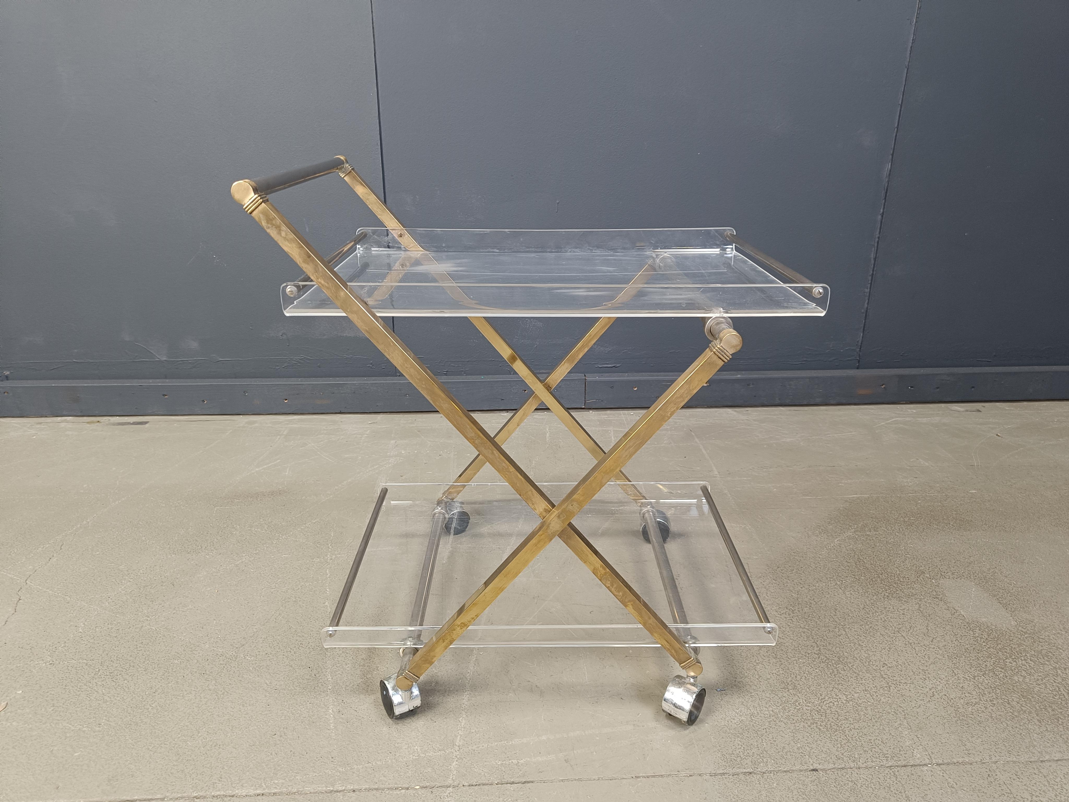 Hollywood Regency Carrello vintage in ottone e lucite, anni '70 in vendita