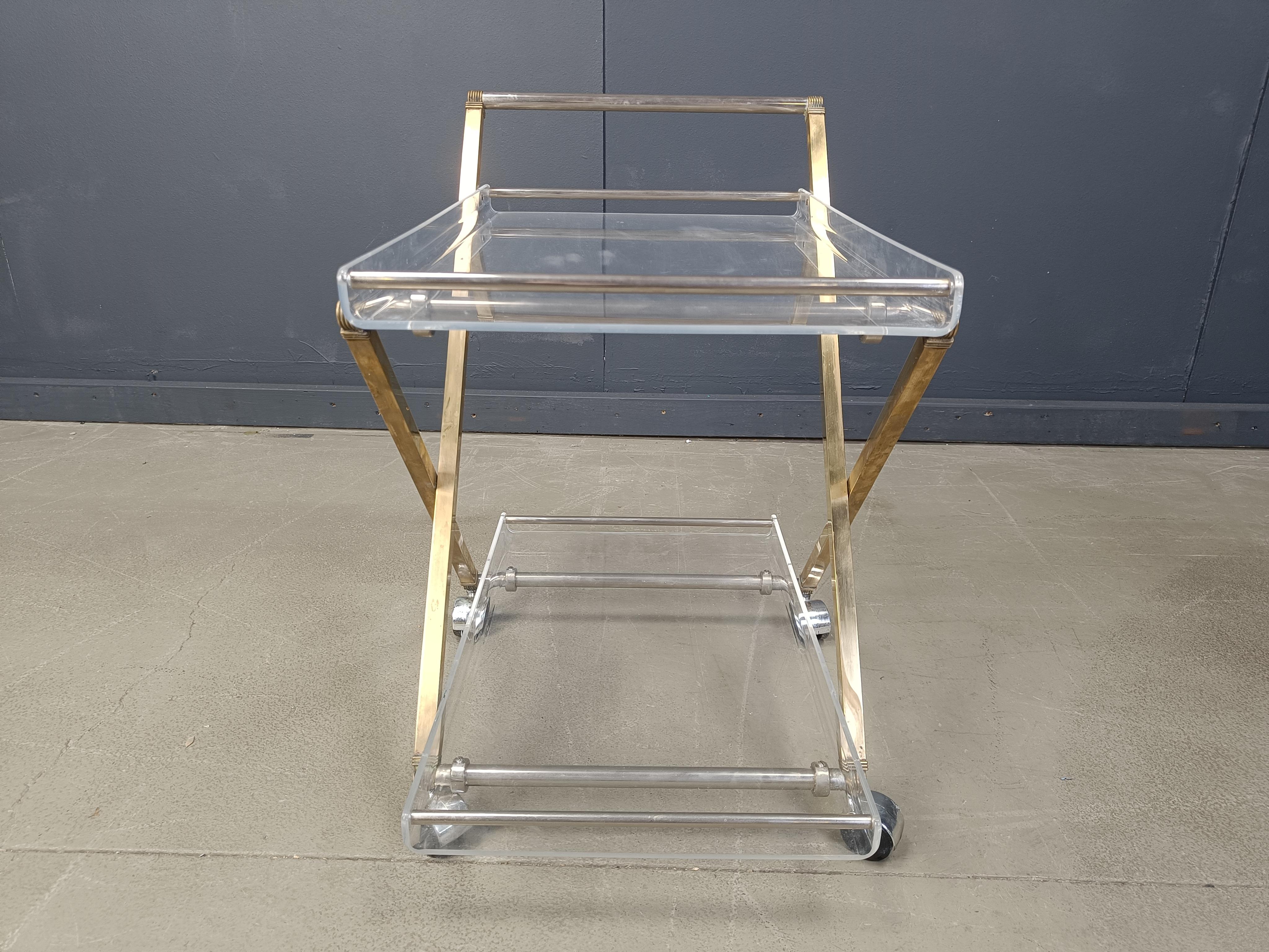 Ottone Carrello vintage in ottone e lucite, anni '70 in vendita