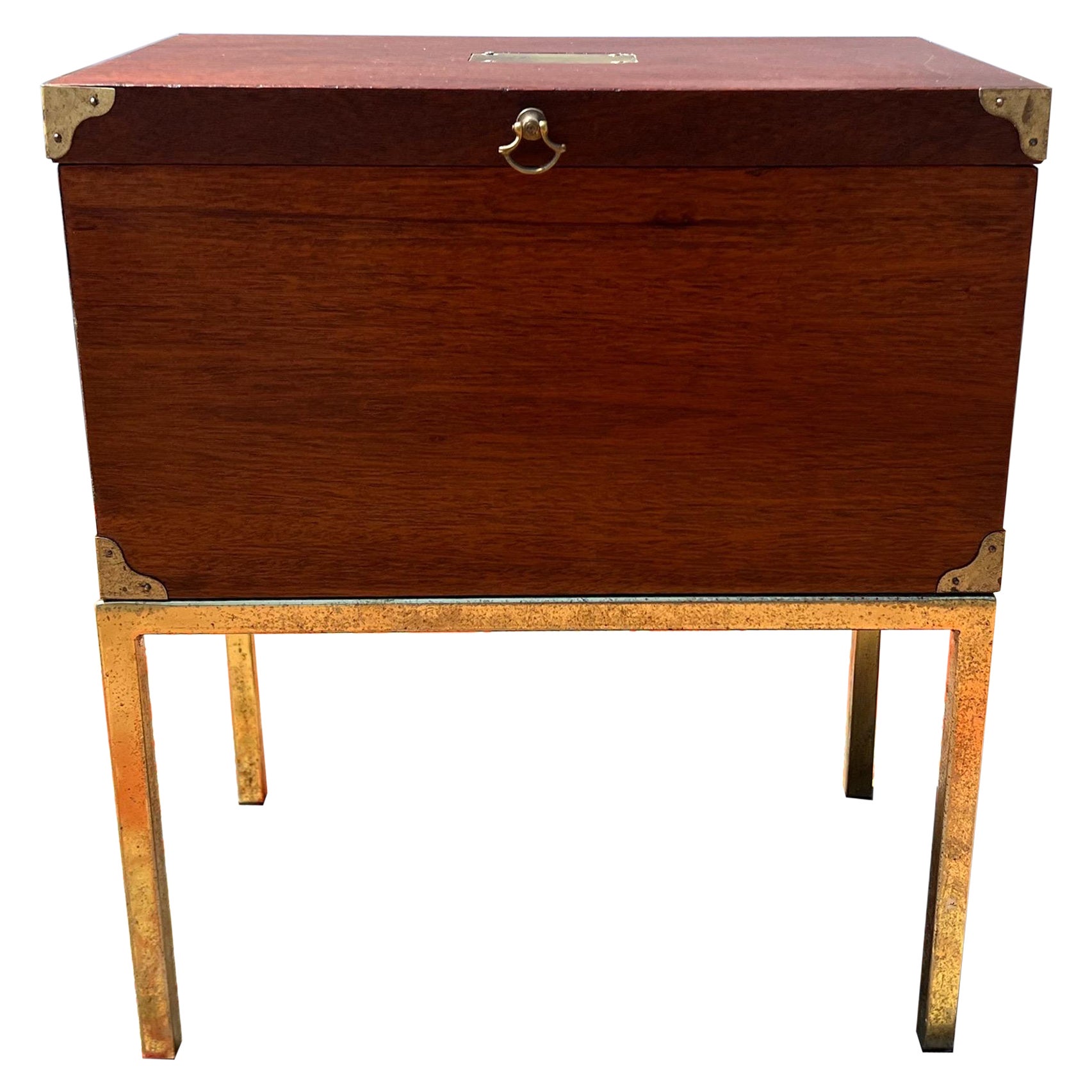 Mesa auxiliar vintage de latón y caoba con arcón sobre pie