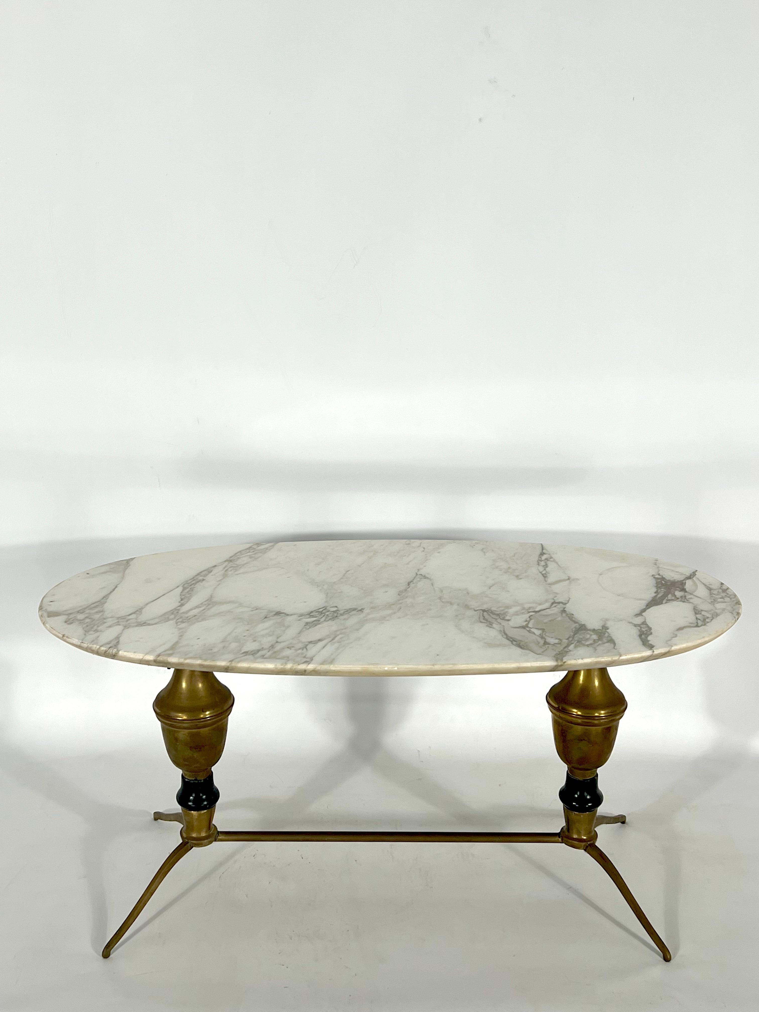 Bon état vintage pour cette table basse ou d'appoint en laiton et marbre produite en Italie dans les années 1950. Trace normale d'âge et d'usage mais une fissure sur la partie supérieure de la structure en laiton comme le montre la photo.
