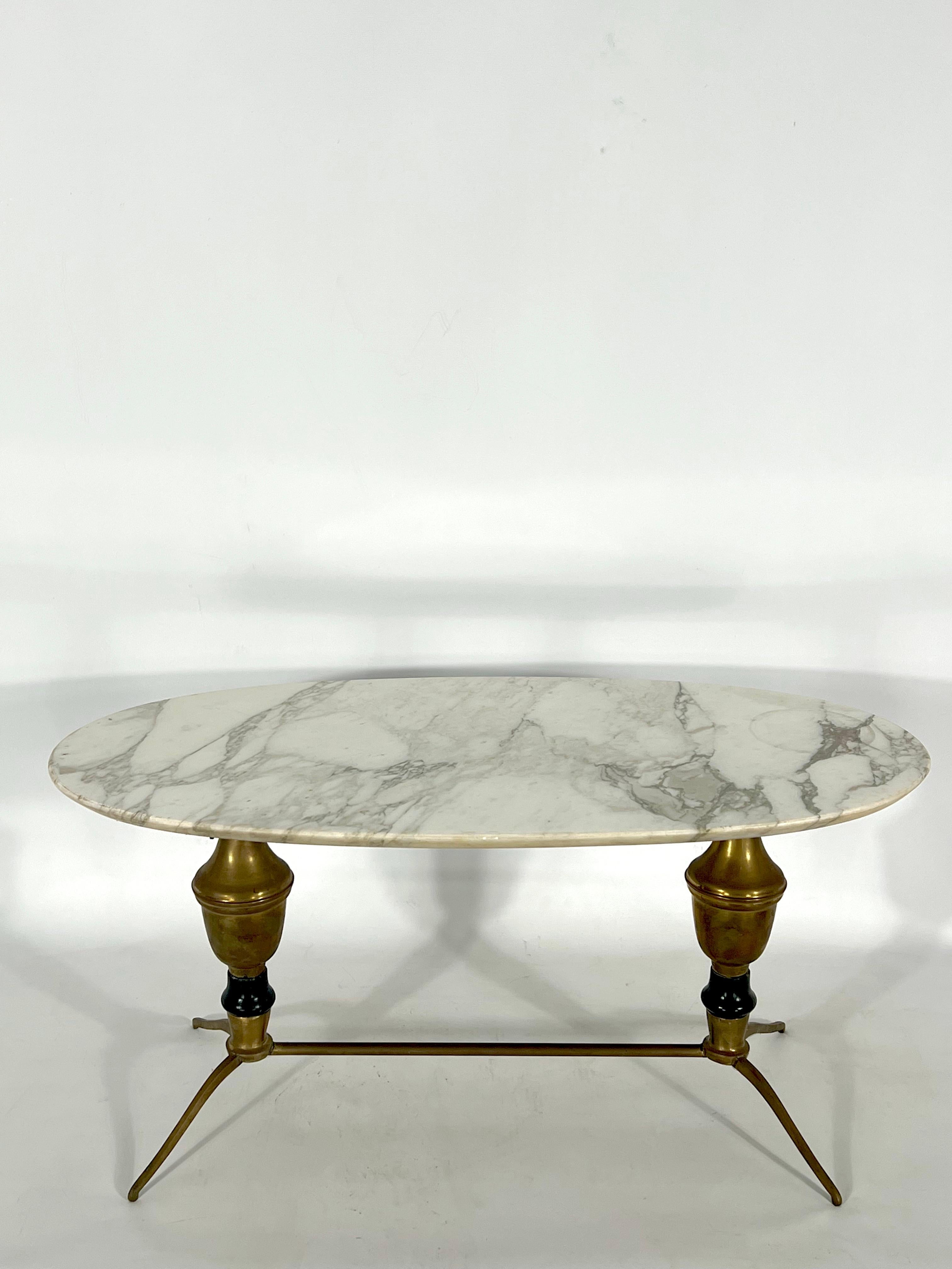 Buone condizioni vintage per questo tavolino in ottone e marmo prodotto in Italia negli anni Cinquanta. Normali tracce d'età e d'uso, ma una crepa sulla parte superiore della struttura in ottone come mostrato in foto.
