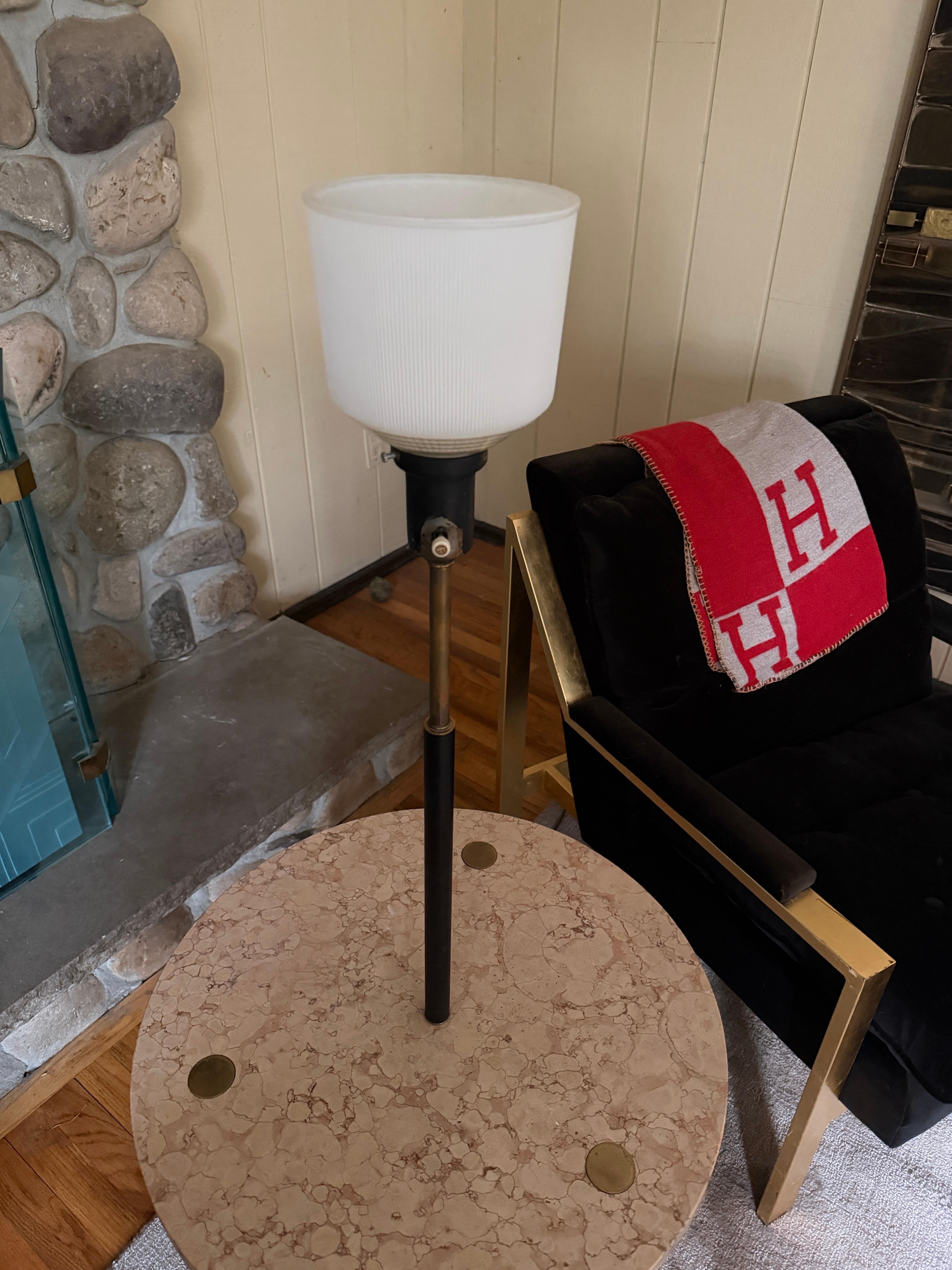 Lampe de table vintage en laiton et marbre à la manière de Harvey Probber en vente 2