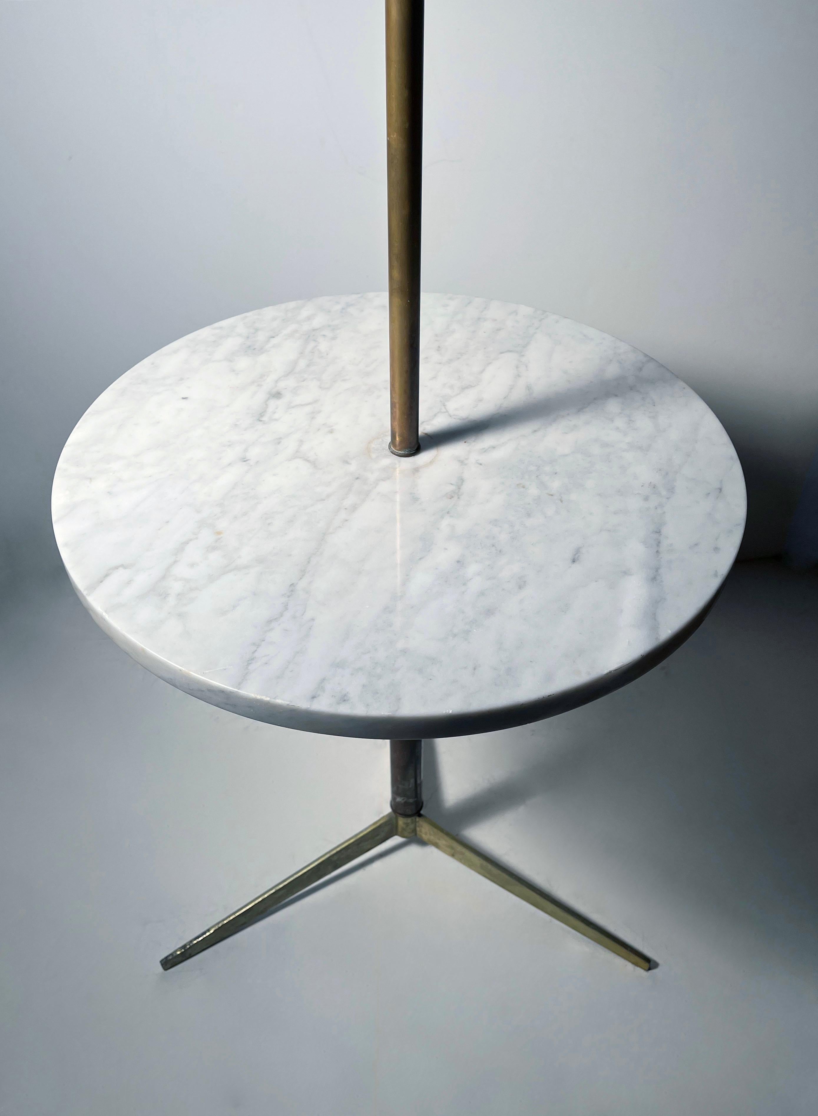 Mid-Century moderno Lampada da terra a tre piedi in ottone e marmo vintage in vendita