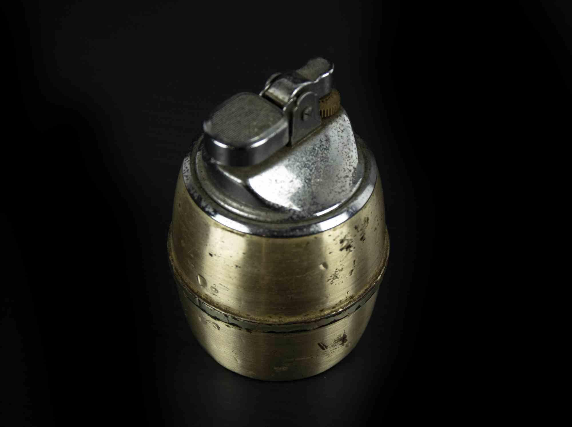 Vintage brass and metal lighter is an original decorative object realized in the mid-20th century.

A metal vintage ashtray perfect to enjoy relax moment.

Produced by Jewelry Gallazzi in Ancona, Italy.

Good conditions (signs of age and wear).