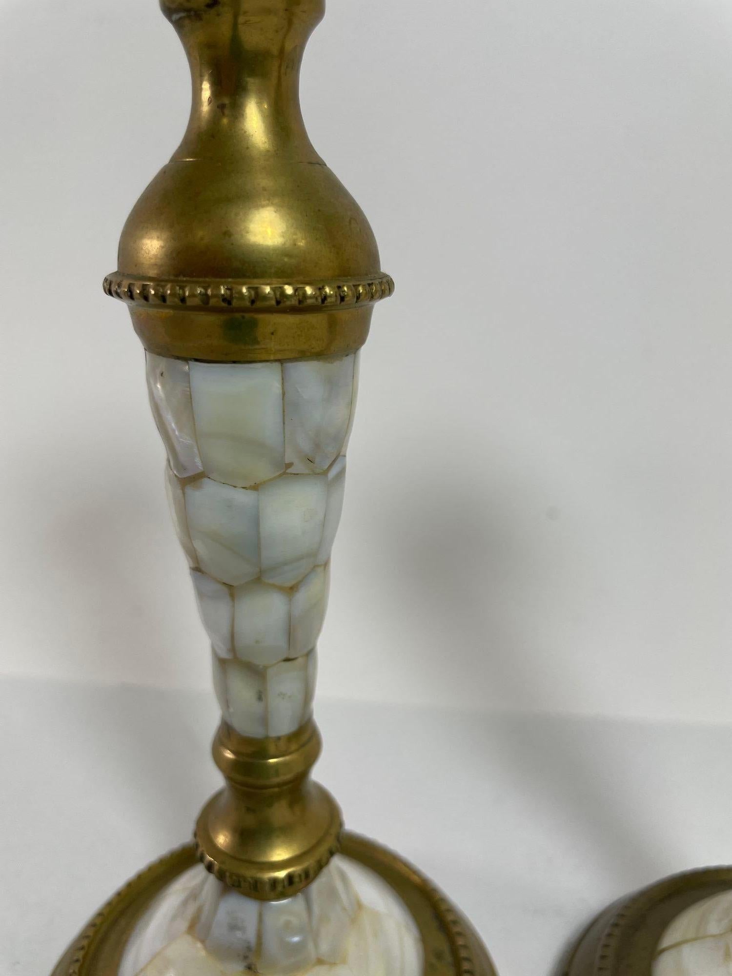 20ième siècle Paire de chandeliers vintage en laiton et nacre en vente