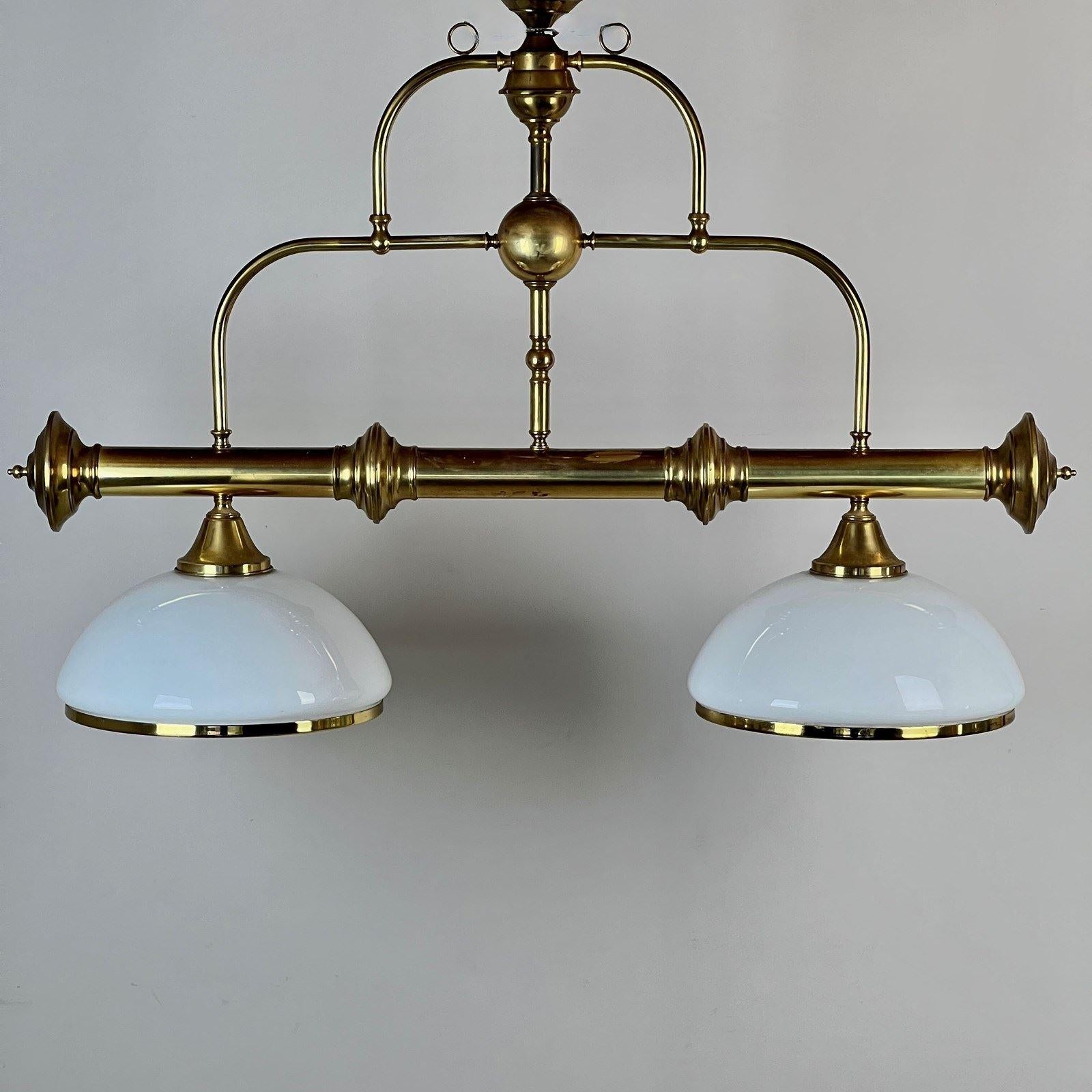 Plafón de latón vintage y cristal opalino Art Decó en venta