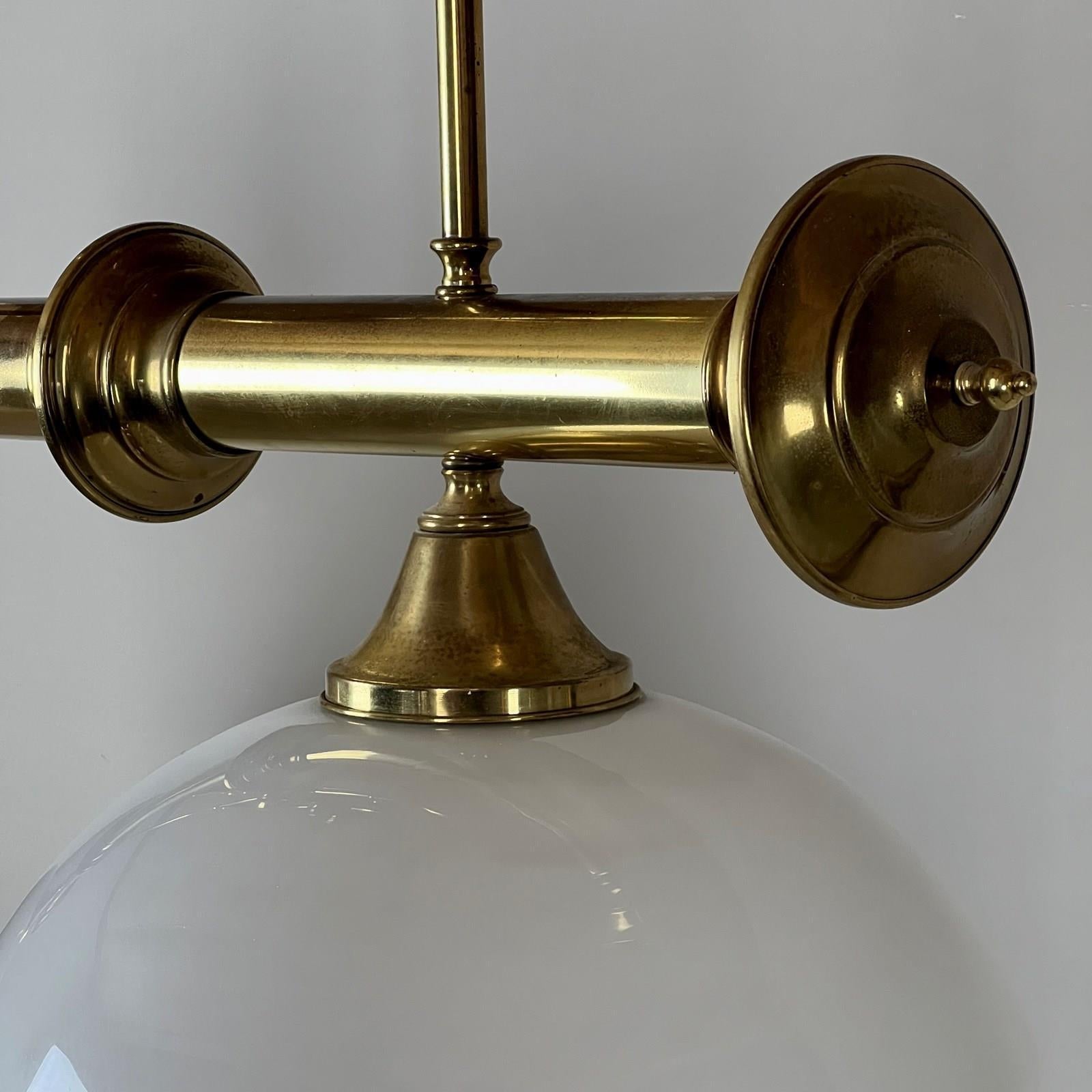Plafón de latón vintage y cristal opalino Inglés en venta