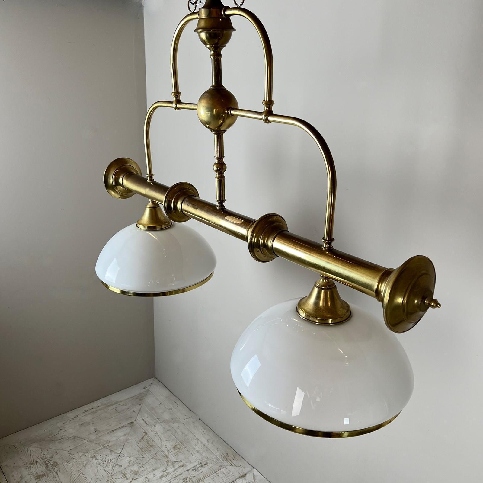 Plafón de latón vintage y cristal opalino en Bueno estado para la venta en London, GB