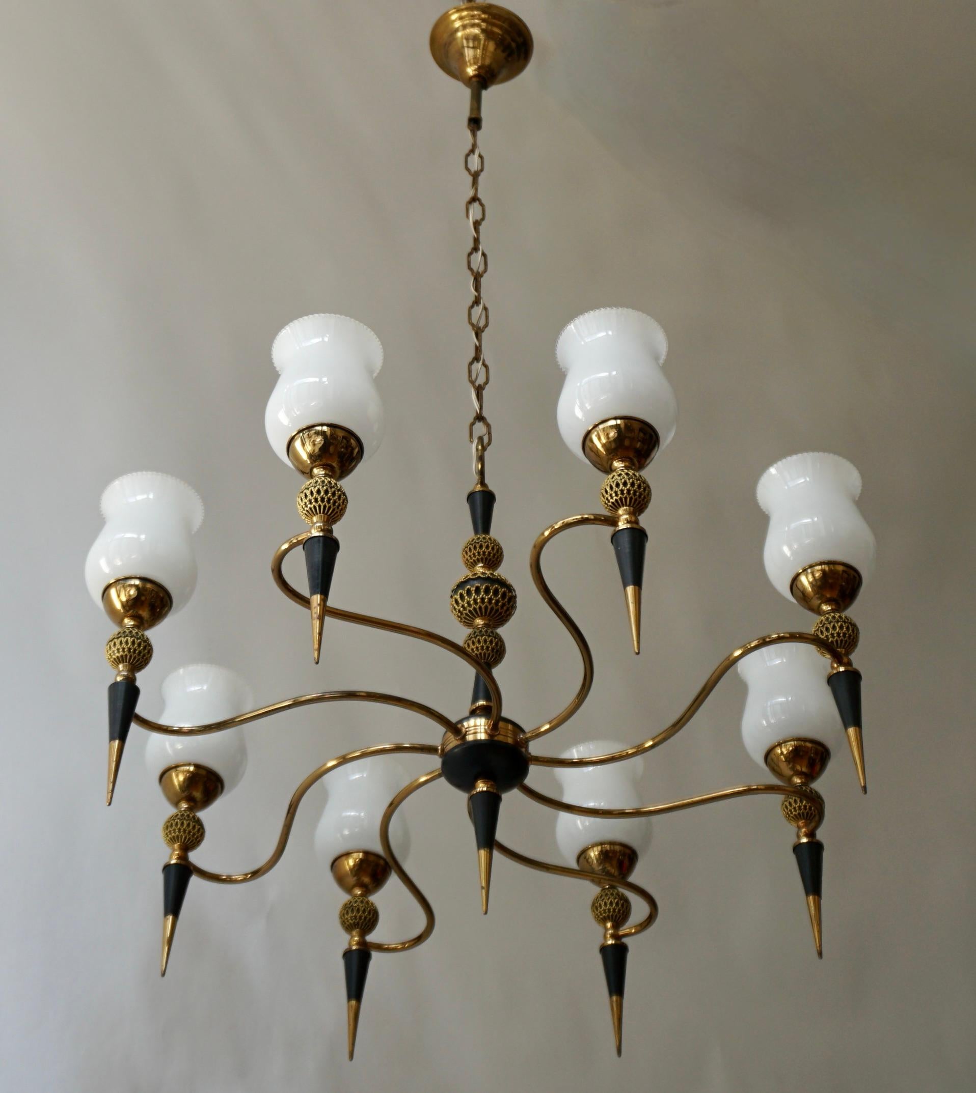 Imposing structure for this beautiful italian design chandelier from 1950s .The chandelier is made up of 8 opal glass bowls and has brass structure.

Diameter 27.1