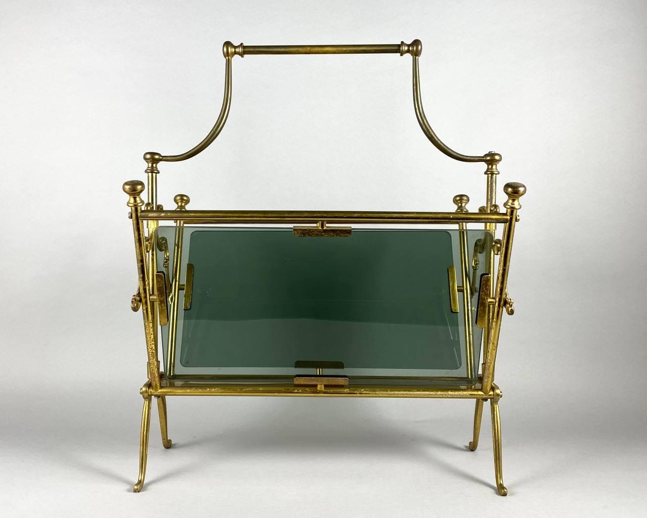 This vintage magazine rack features a classic French style brass frame with two smoked glass surfaces by Maison Bagues.

A practical magazine/newspaper rack from the 20th century.

The magazine rack takes up little space, and its size allows you to