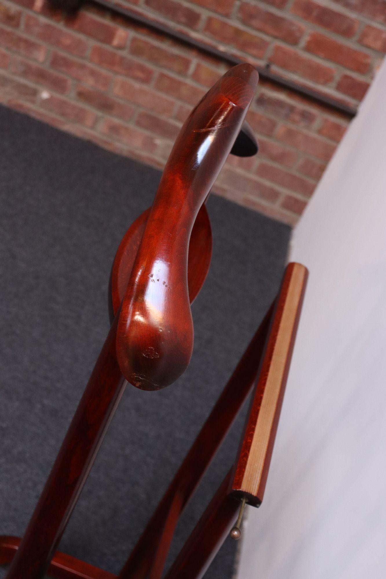 Metà XX secolo Valet d'epoca in ottone e mogano rosso macchiato di Fratelli Reguitti in vendita