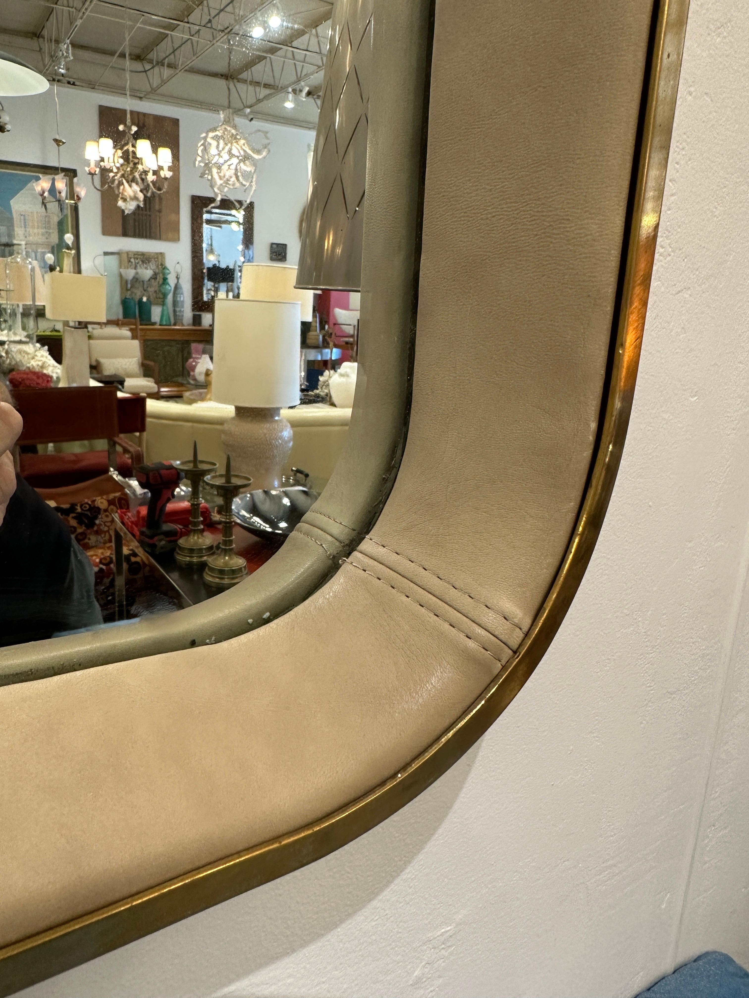 italien Miroir surdimensionné en laiton vintage et cadre en cuir surpiqué en vente