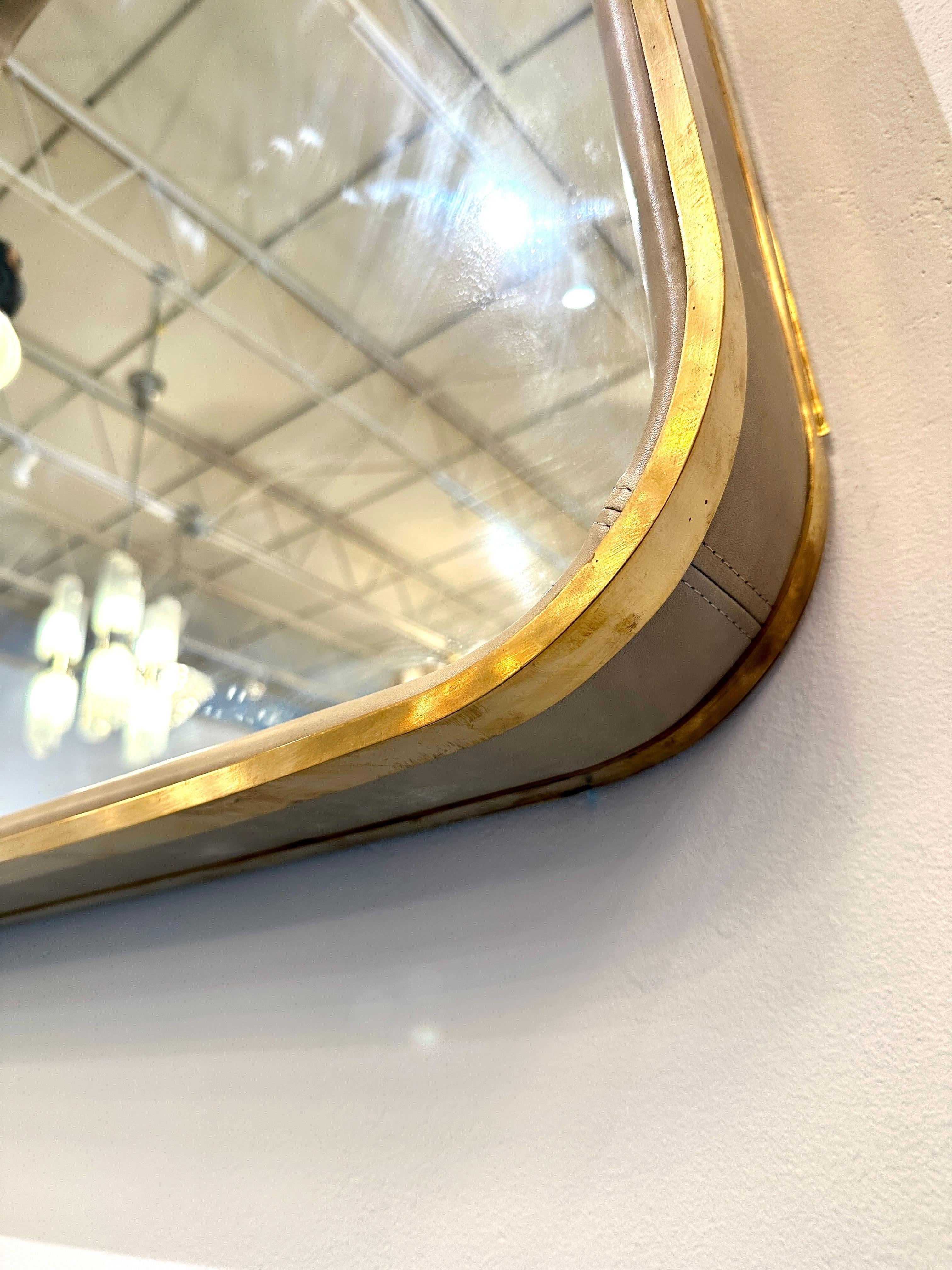 Miroir surdimensionné en laiton vintage et cadre en cuir surpiqué Bon état - En vente à East Hampton, NY