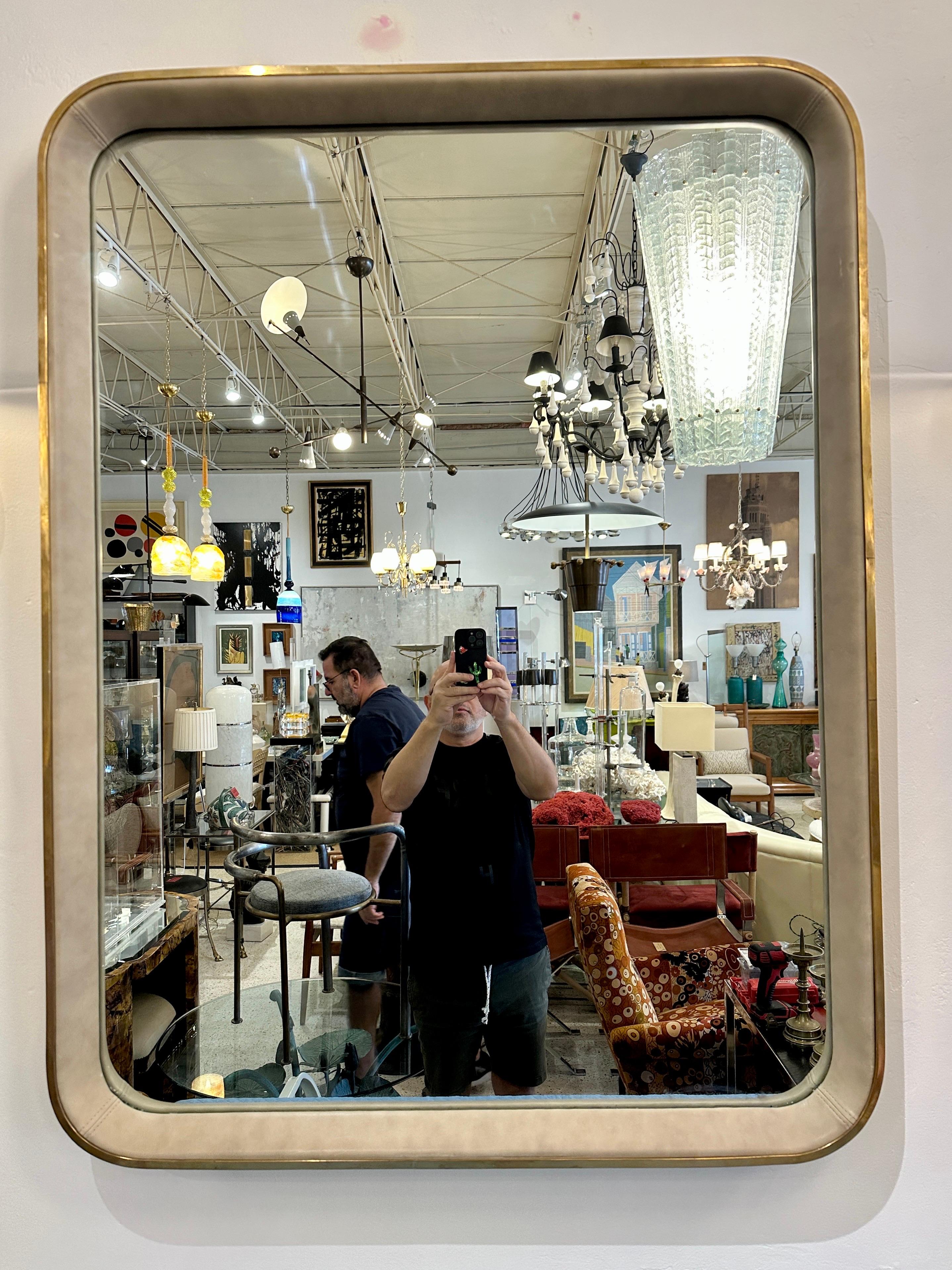 Fin du 20e siècle Miroir surdimensionné en laiton vintage et cadre en cuir surpiqué en vente