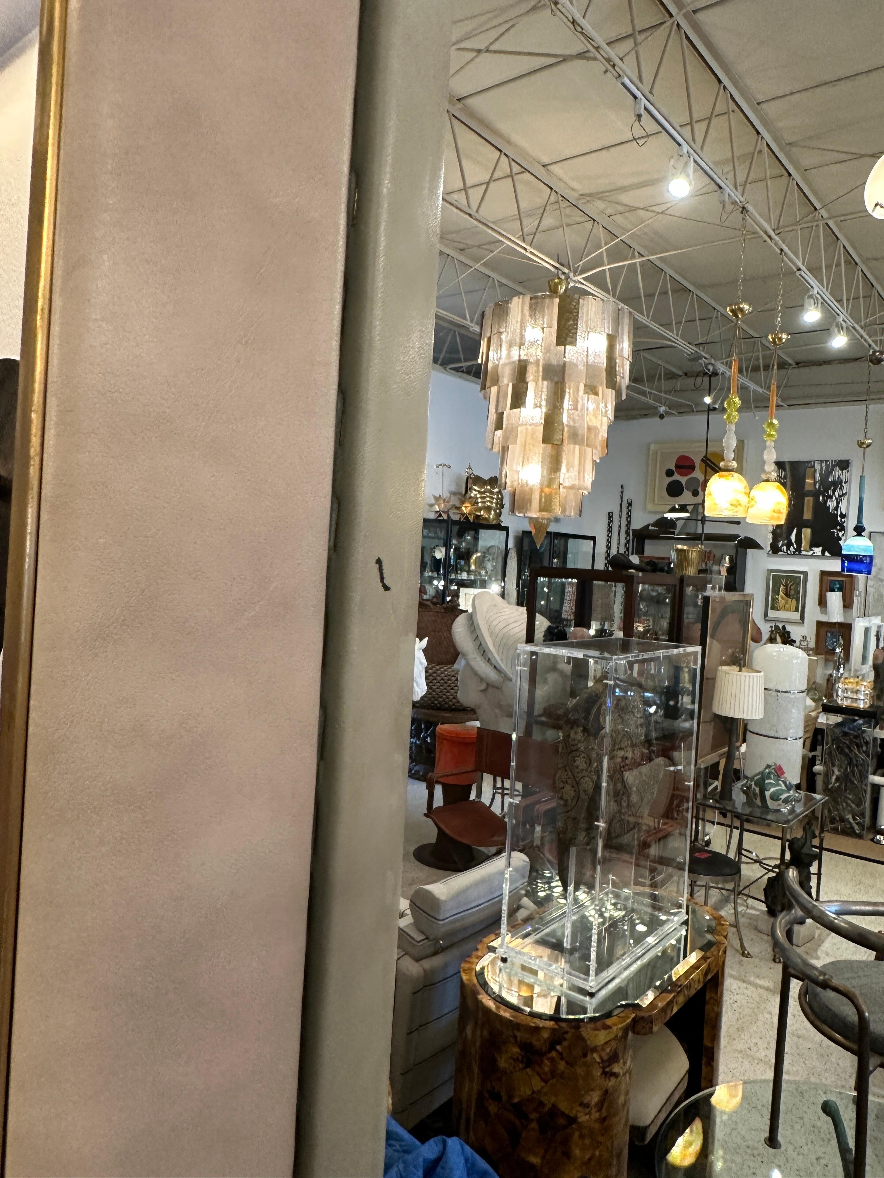 Laiton Miroir surdimensionné en laiton vintage et cadre en cuir surpiqué en vente