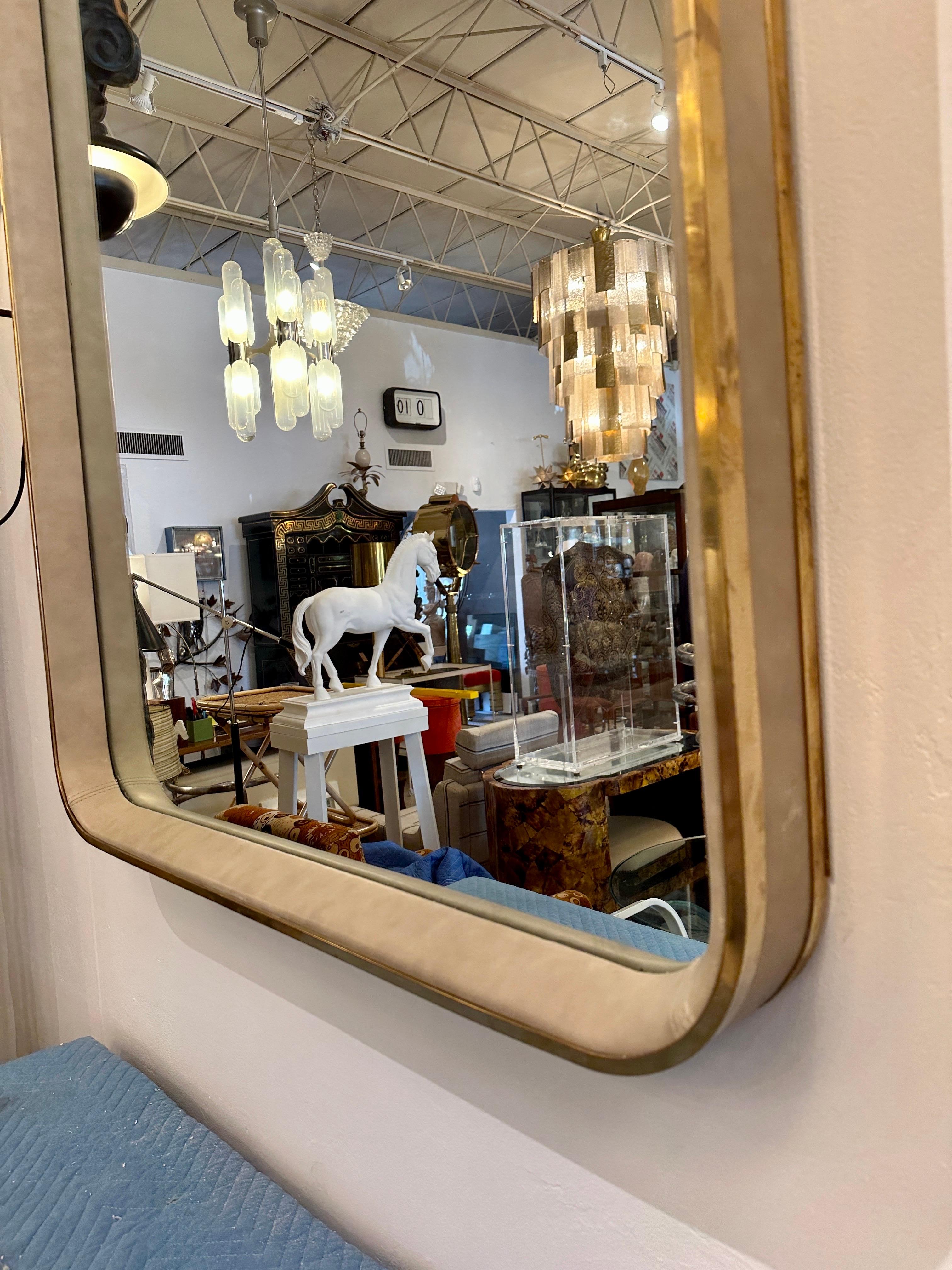 Übergroßer Spiegel mit Vintage-Messing und genähtem Lederrahmen im Angebot 2