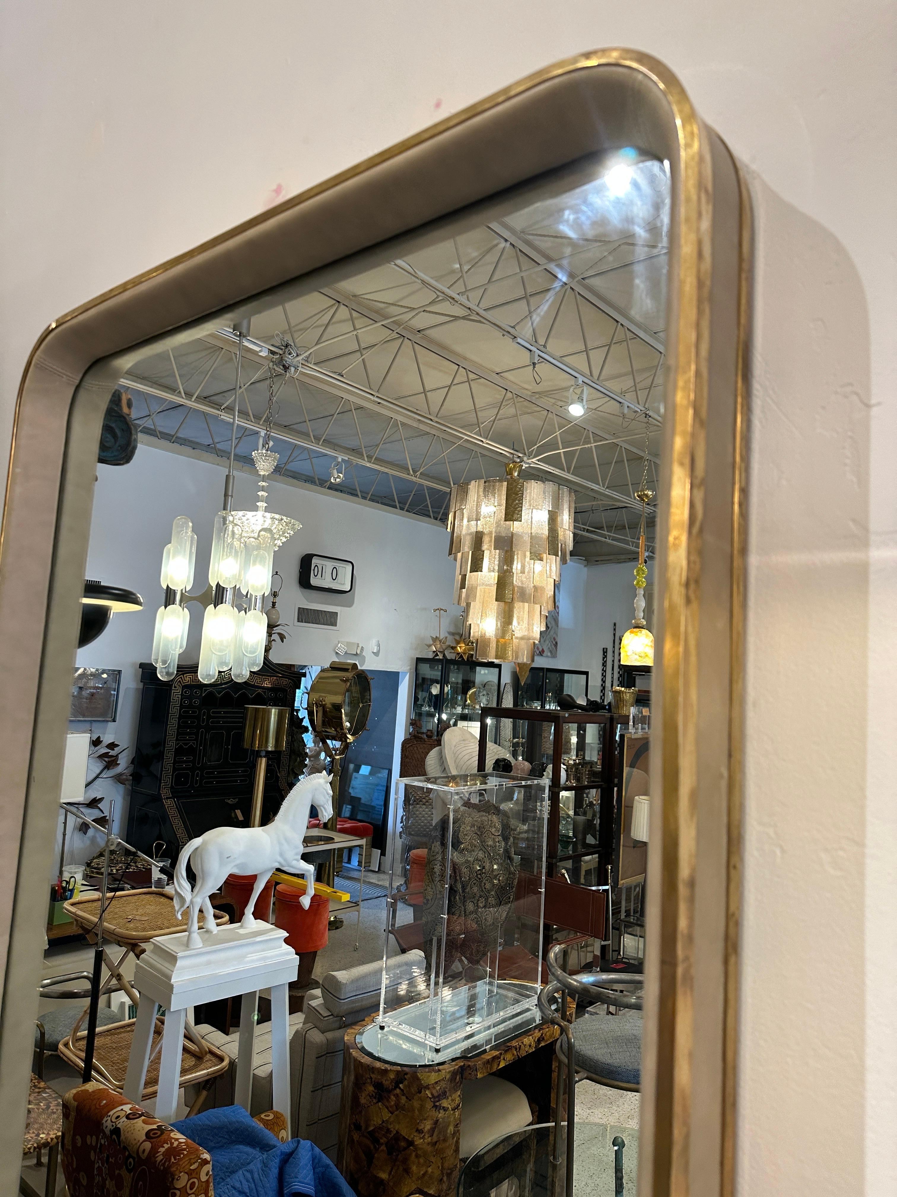 Miroir surdimensionné en laiton vintage et cadre en cuir surpiqué en vente 2