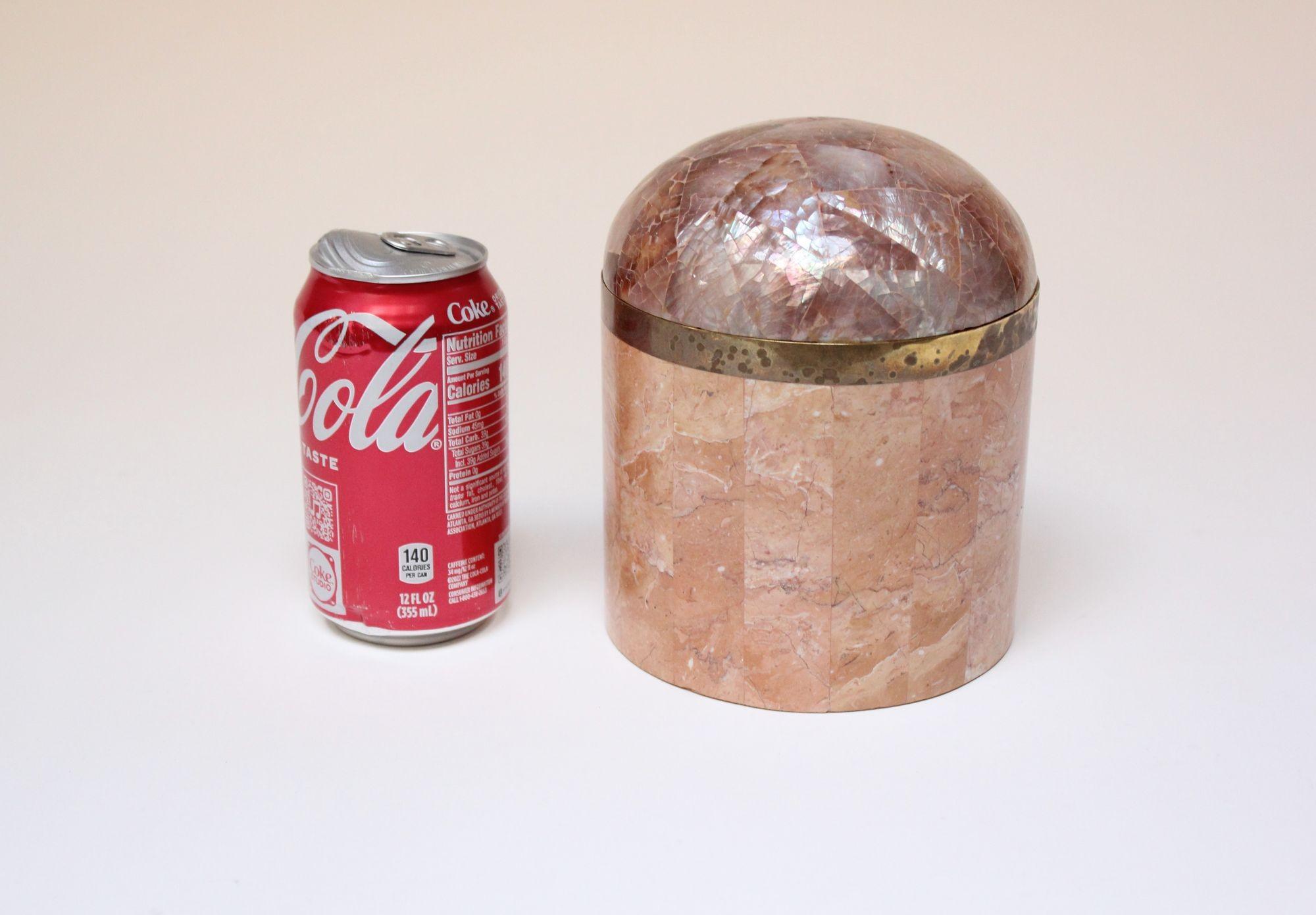 Boîte à couvercle dôme en laiton et pierre tessellée vintage d'après Maitland Smith en vente 1