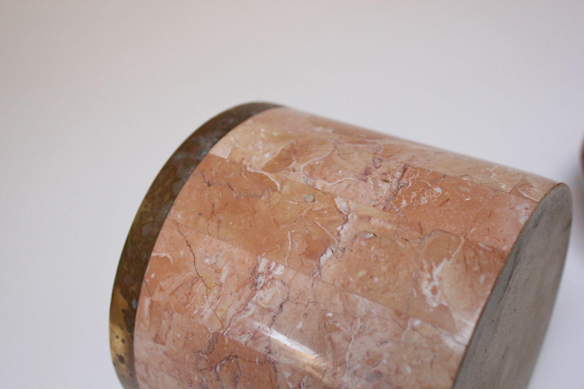 Boîte à couvercle dôme en laiton et pierre tessellée vintage d'après Maitland Smith en vente 4