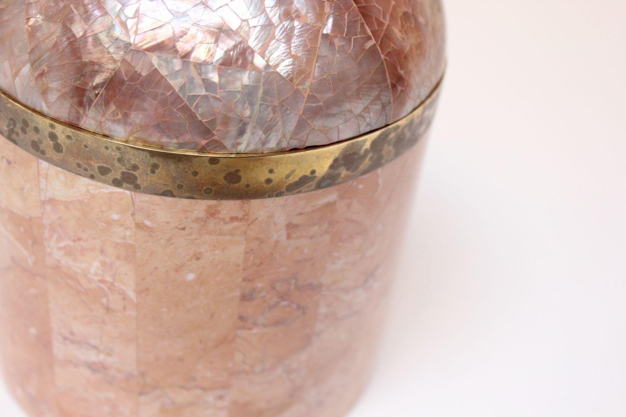 Boîte à couvercle dôme en laiton et pierre tessellée vintage d'après Maitland Smith en vente 2