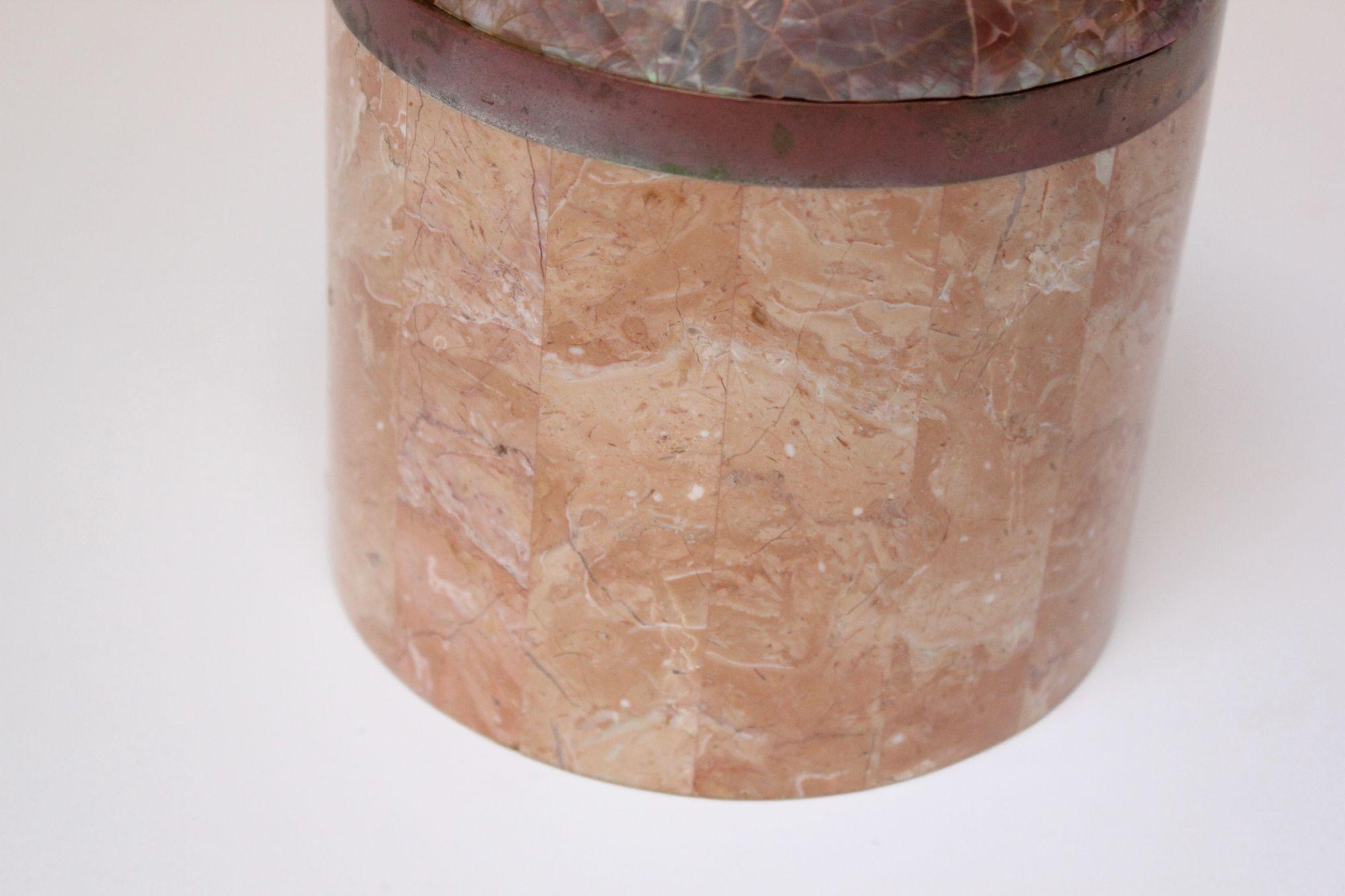 Boîte à couvercle dôme en laiton et pierre tessellée vintage d'après Maitland Smith en vente 5