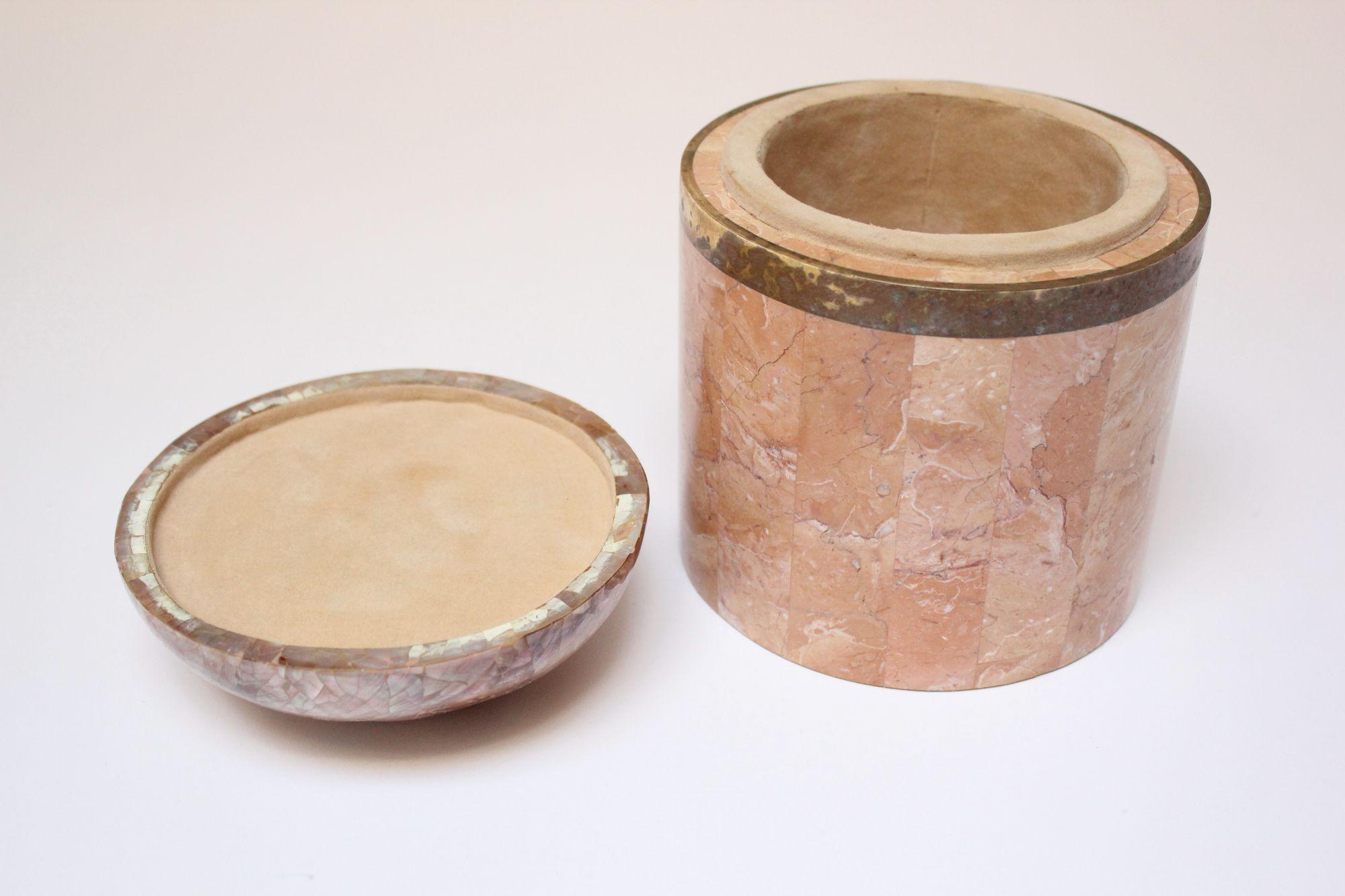 Boîte à couvercle dôme en laiton et pierre tessellée vintage d'après Maitland Smith Bon état - En vente à Brooklyn, NY