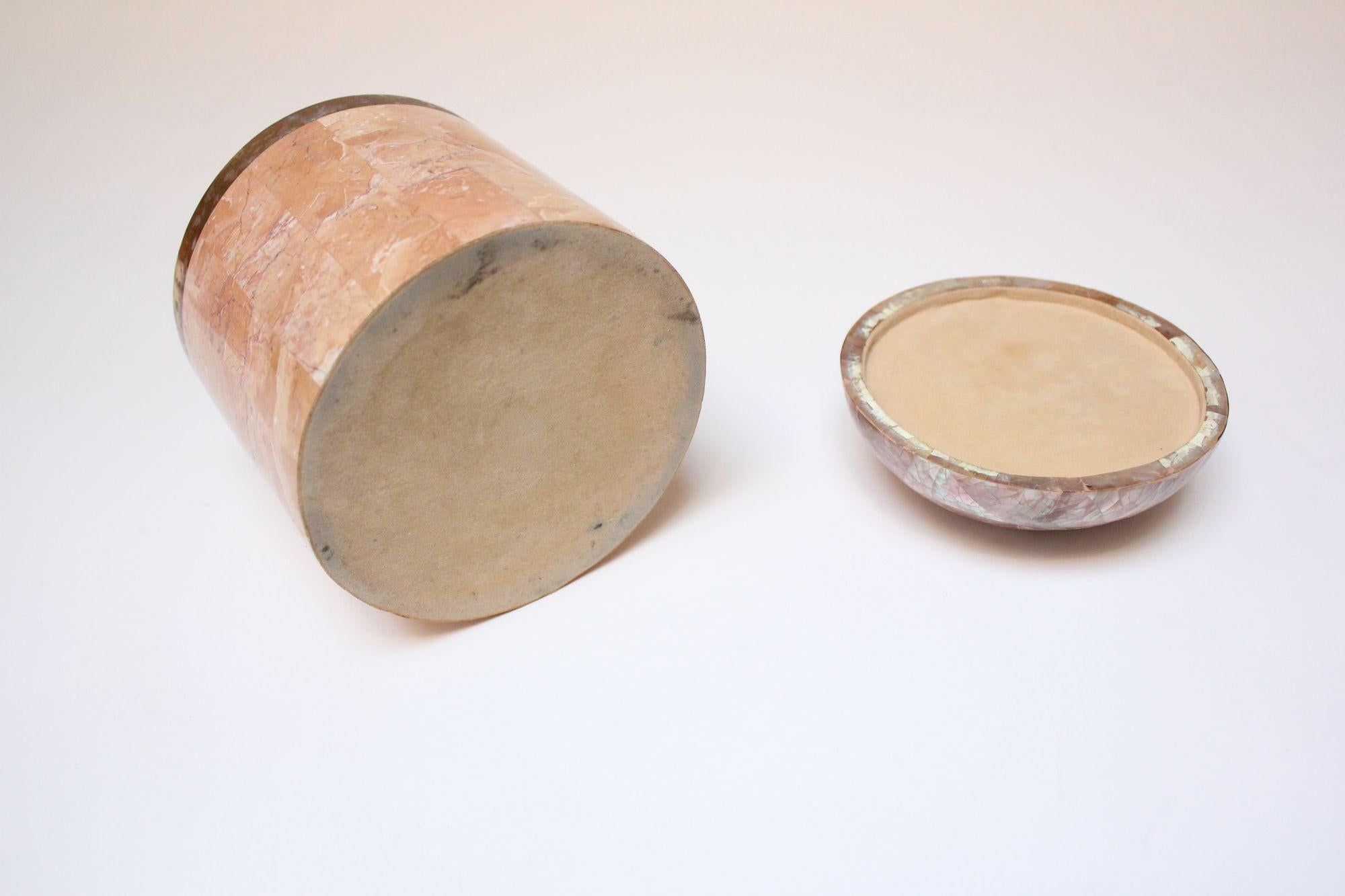 Laiton Boîte à couvercle dôme en laiton et pierre tessellée vintage d'après Maitland Smith en vente