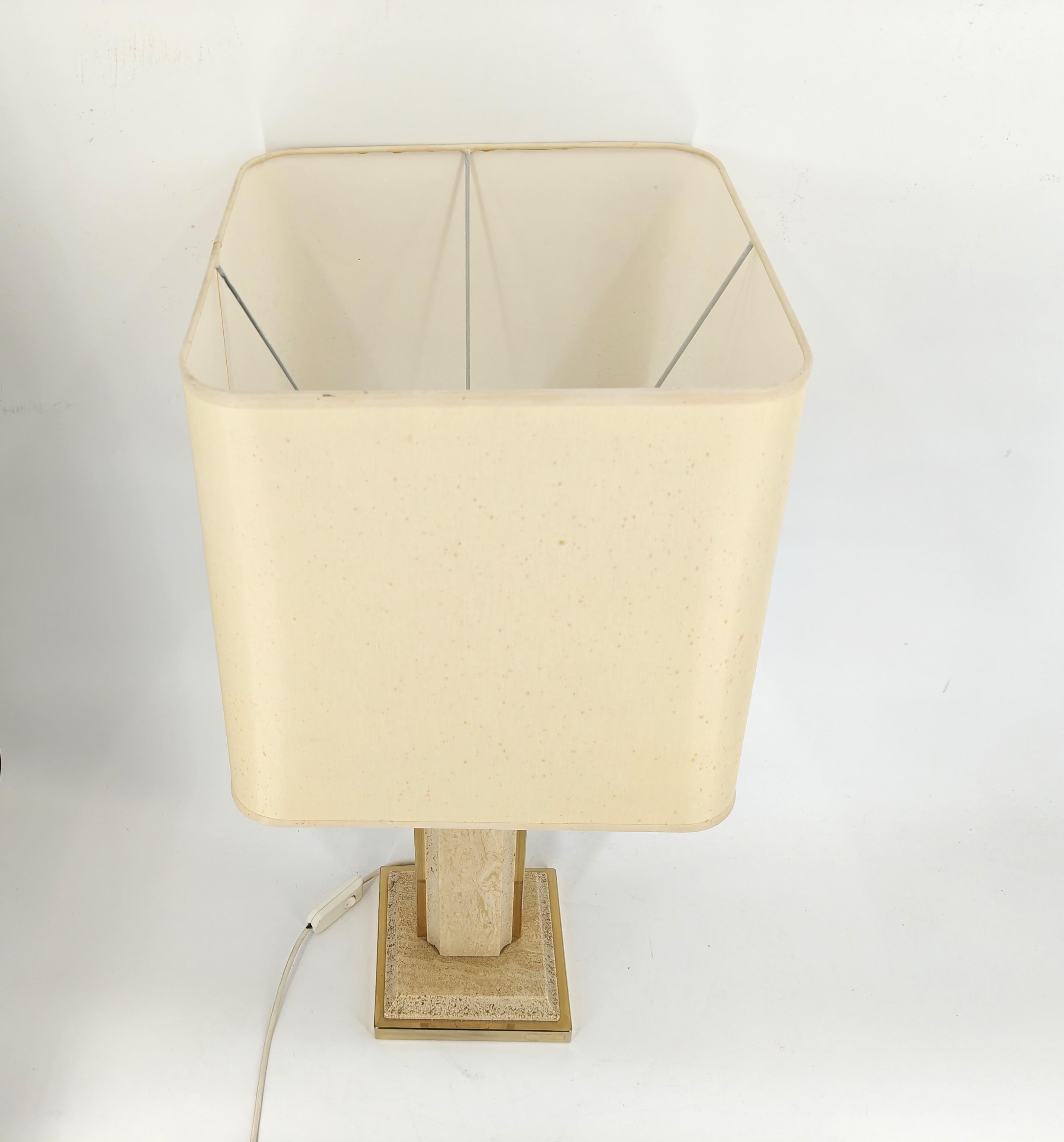 Vintage table lamp by Fedam, made from travertine stone and brass with its original lamp shade.

Tested and ready to use with a regular E27 light bulb.

1970s - Belgium

Height: 75cm
Width x depth: 30cm

Ref.: 2507152702