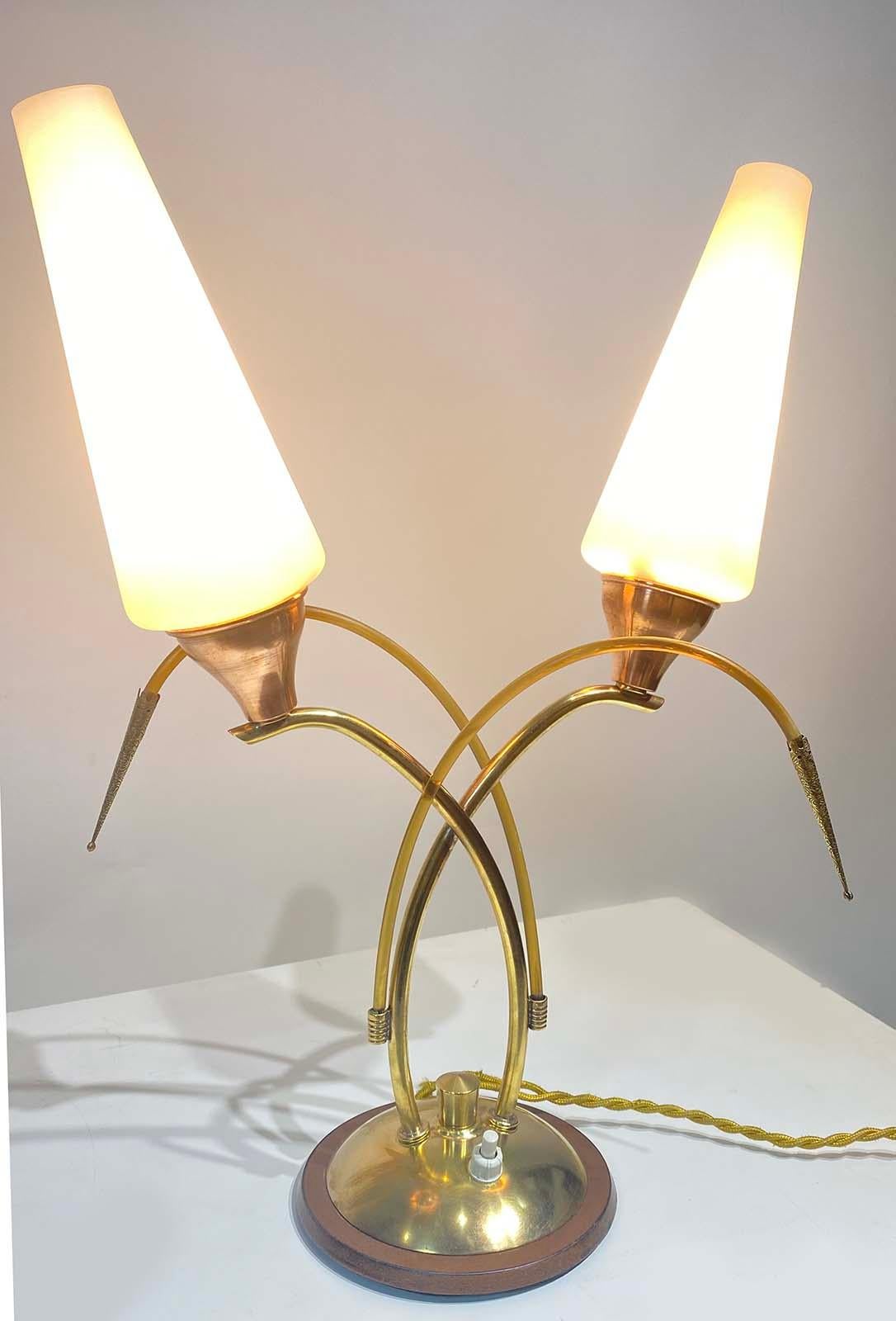 Belle lampe de table en laiton avec deux abat-jour en verre opalin, et 2 tiges décoratives, vers 1950.
 