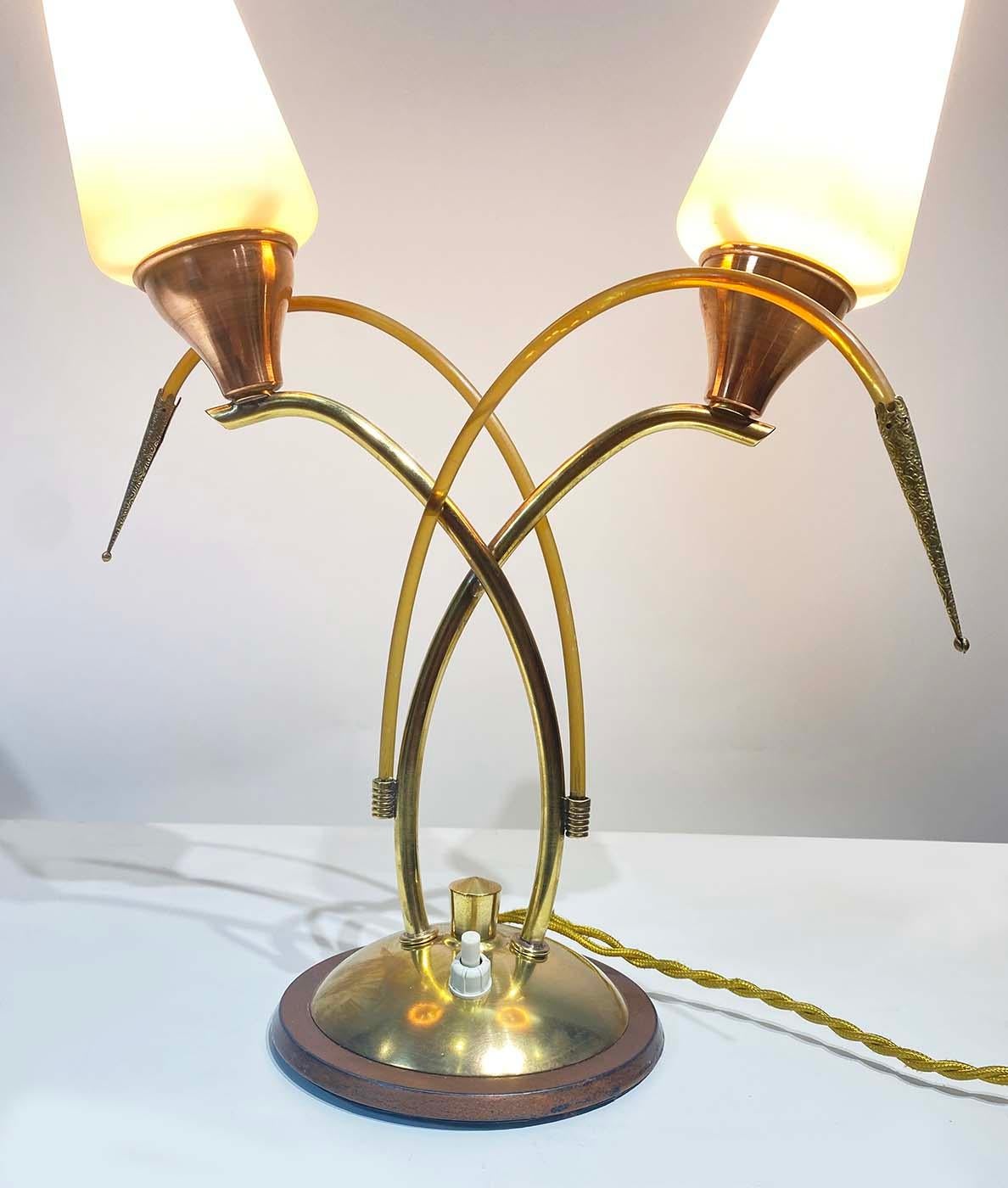 Art déco Lampe de bureau vintage en laiton et opaline blanche, vers 1950 en vente