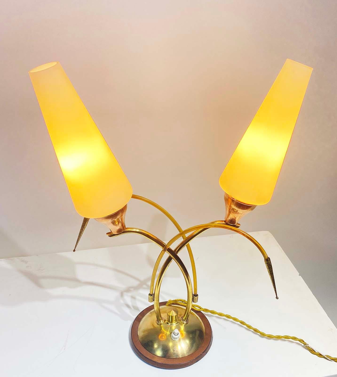 Vintage Brass and White Opaline Table Lamp, circa 1950 In Good Condition For Sale In Beirut, LB