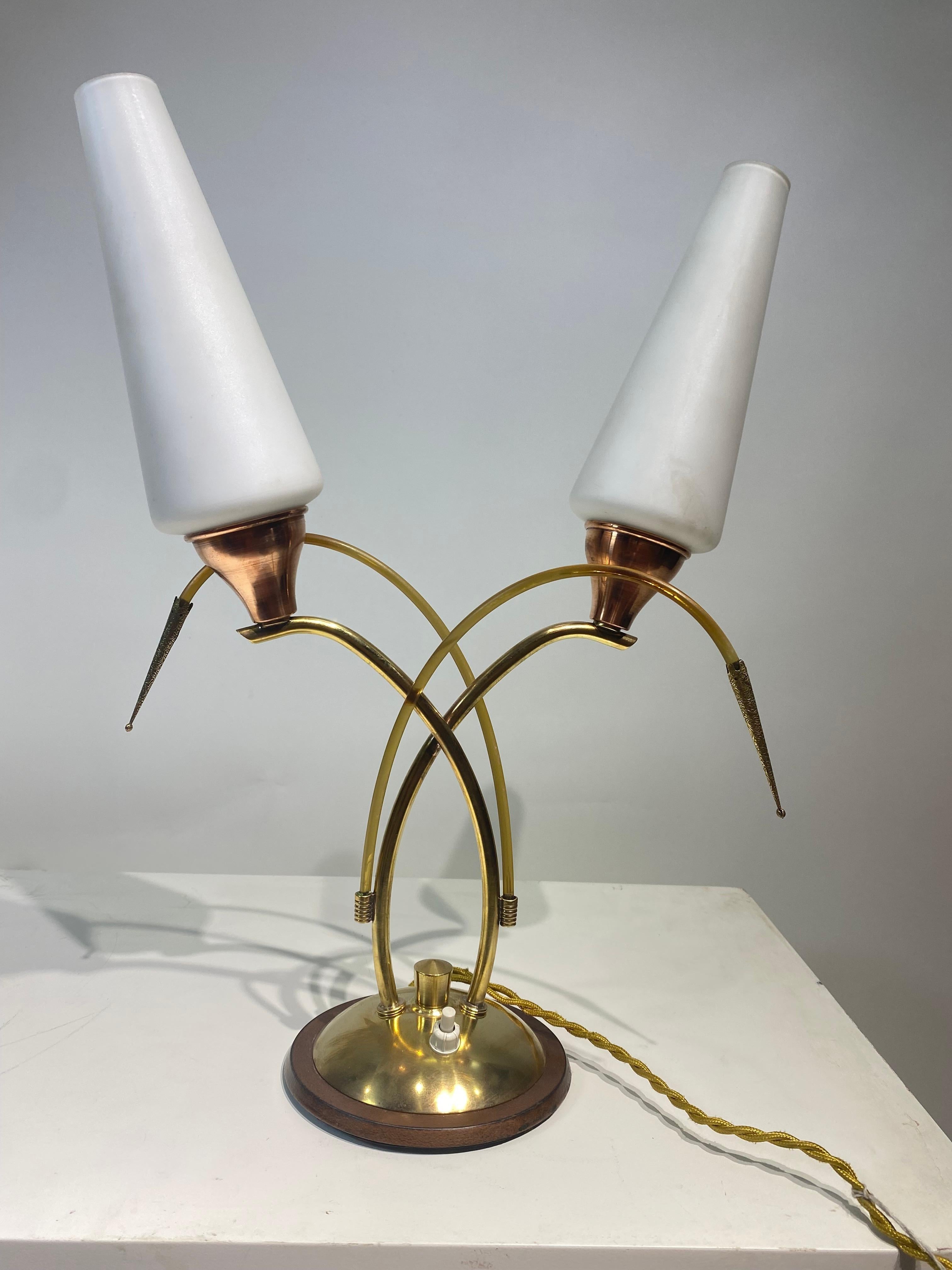 Tischlampe aus Messing und weißem Opal, um 1950 im Angebot 3