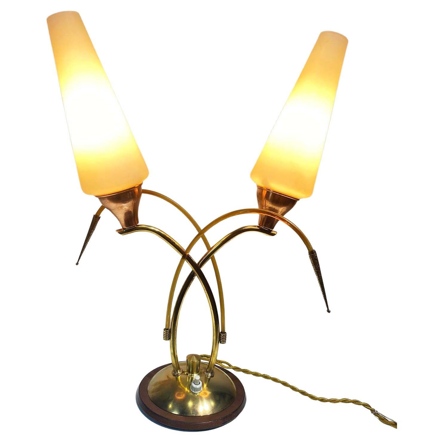 Lámpara de mesa vintage de latón y opalina blanca, circa 1950