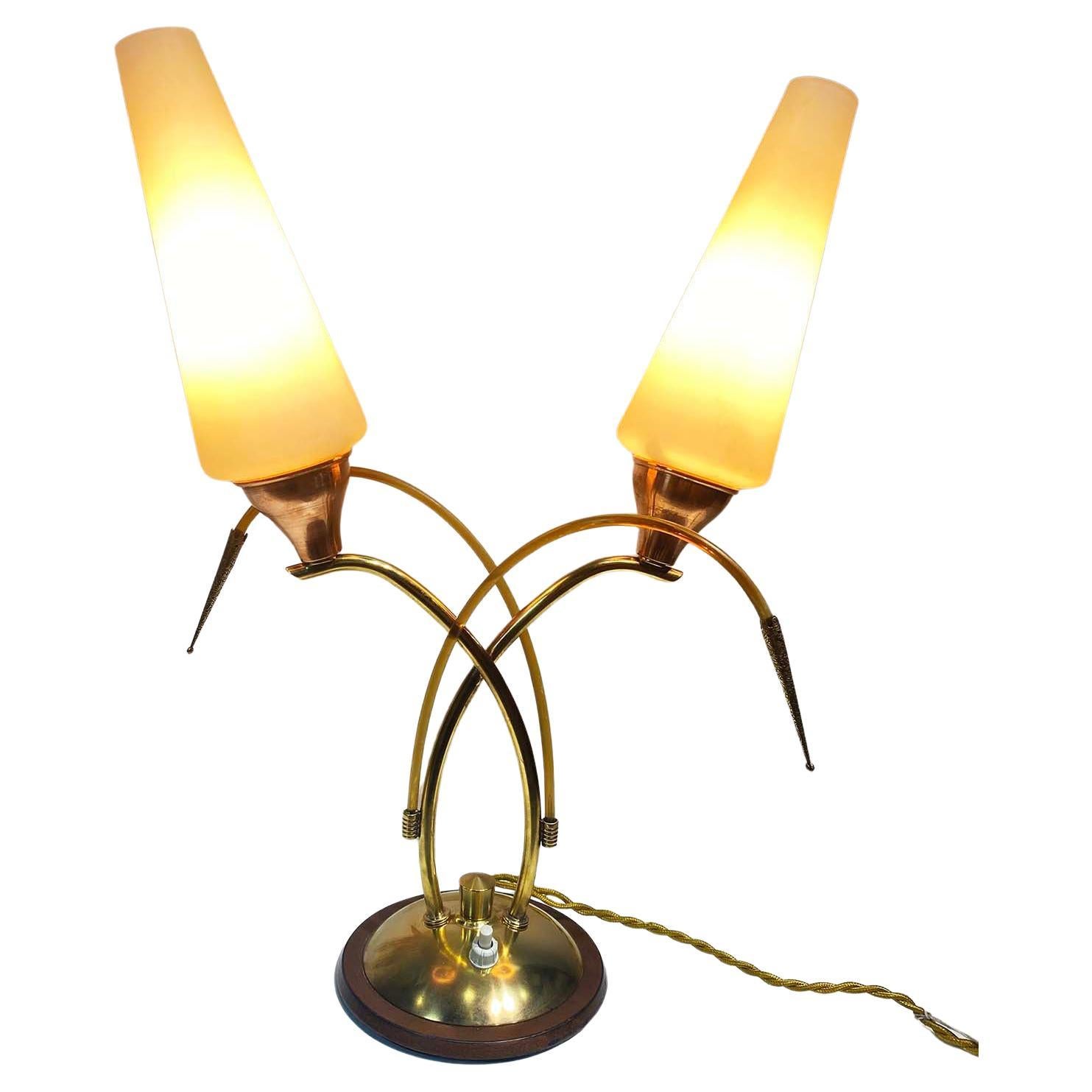 Tischlampe aus Messing und weißem Opal, um 1950 im Angebot