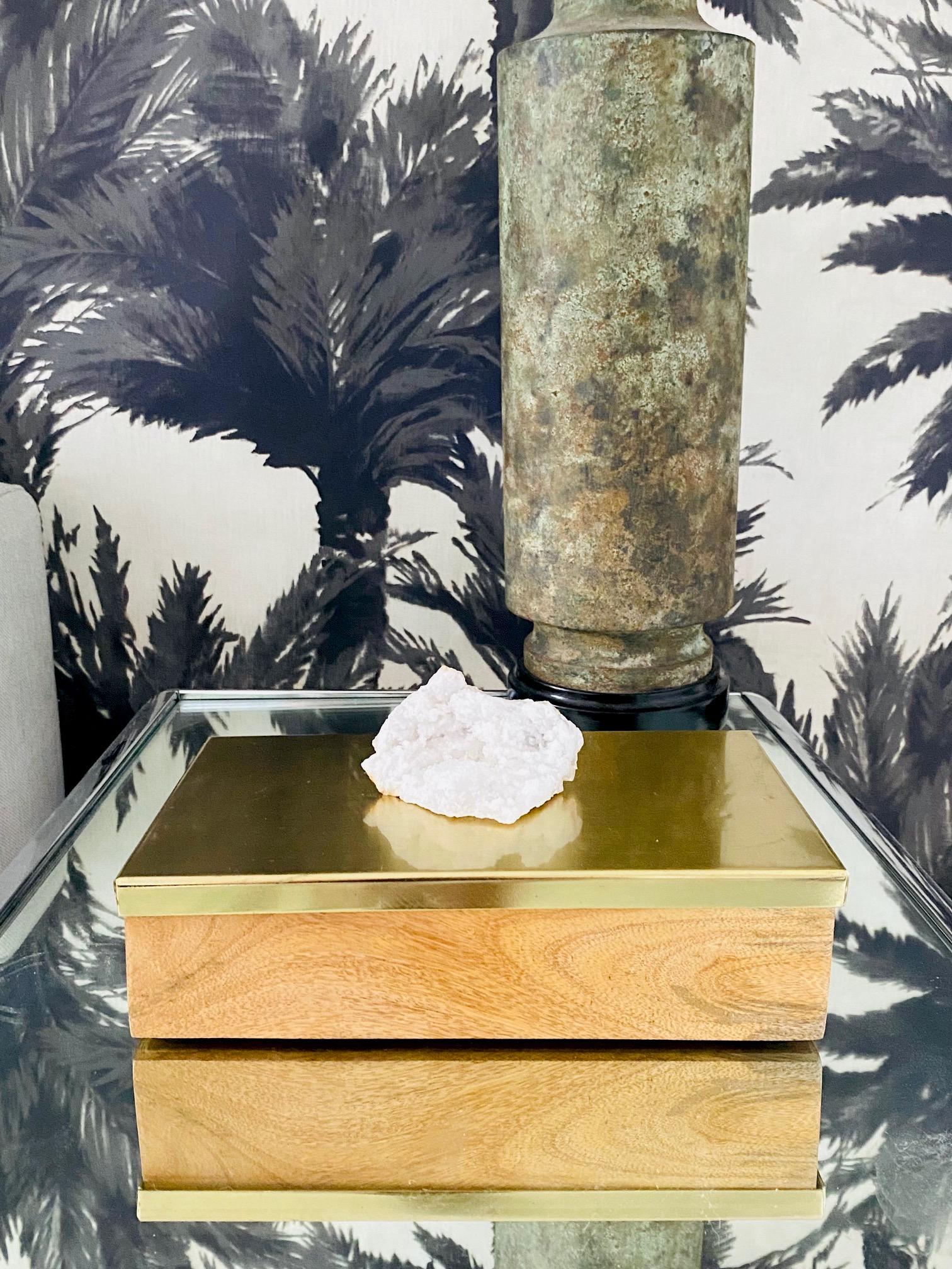 Organique Boîte décorative en cristal de quartz, laiton et bois de chêne, Brésil en vente