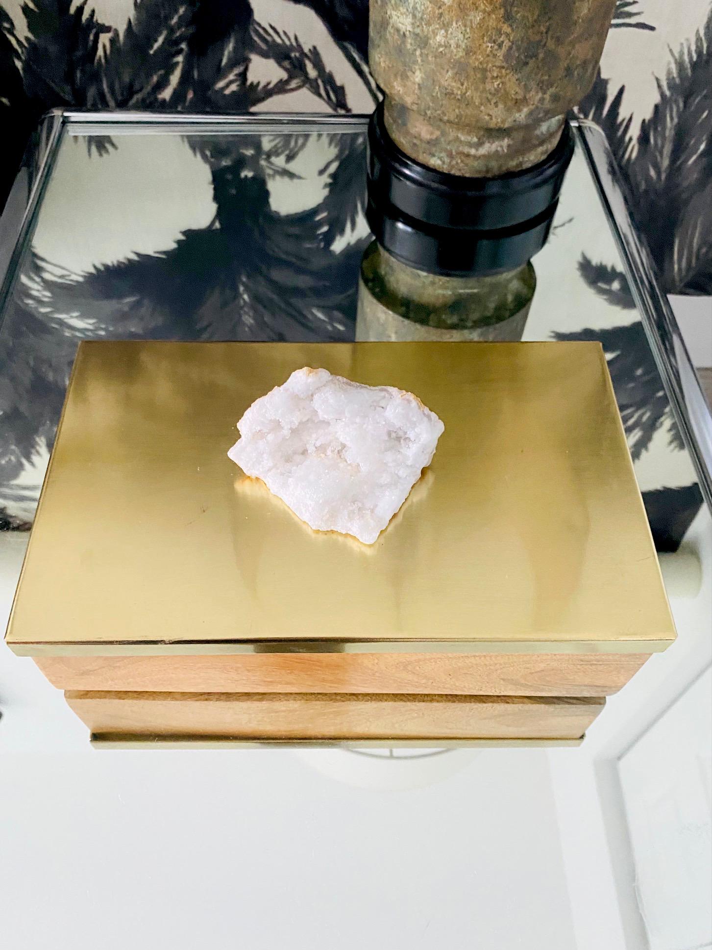 Brésilien Boîte décorative en cristal de quartz, laiton et bois de chêne, Brésil en vente