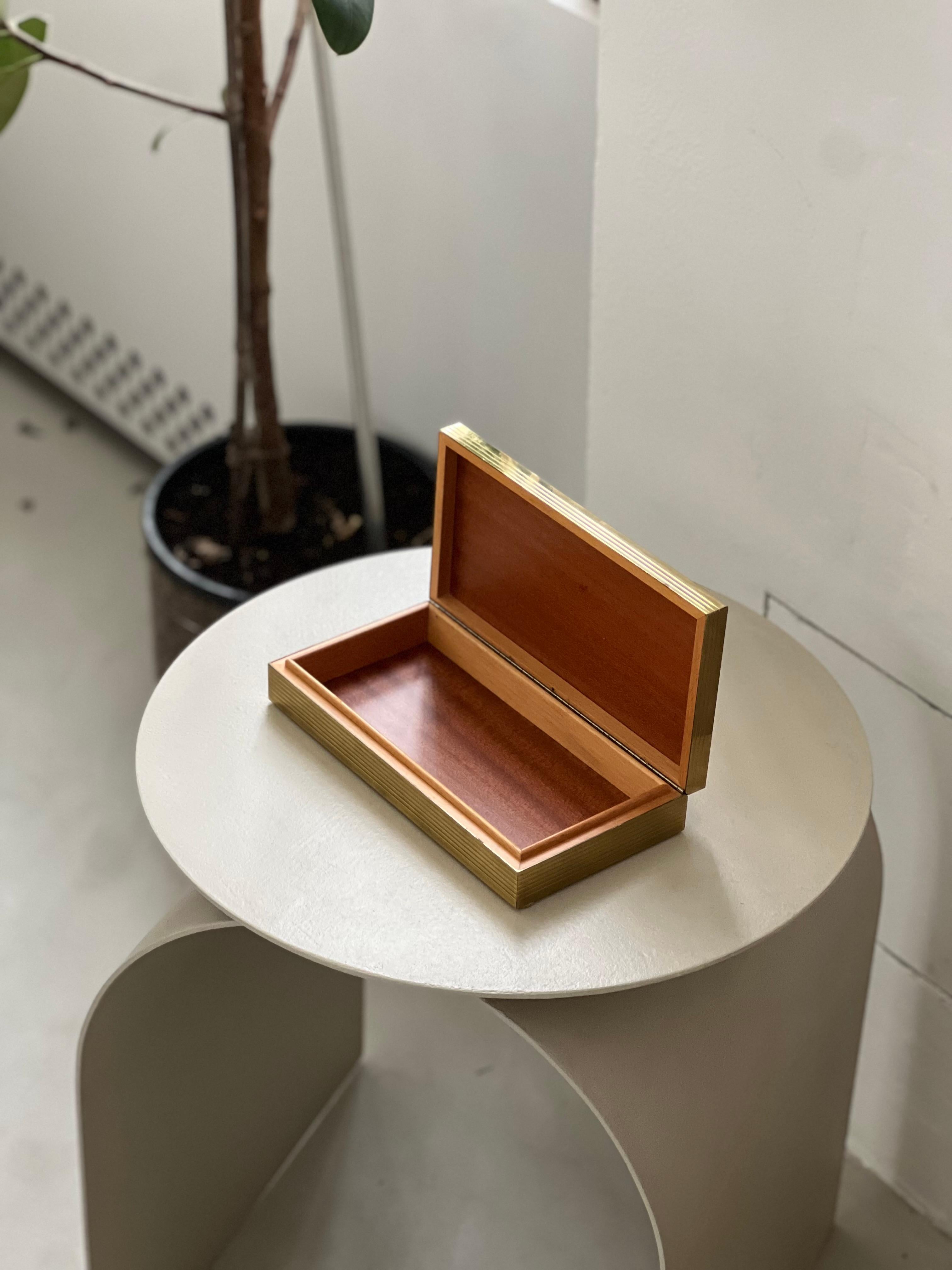 Schreibtischschachtel aus Messing und Holz, feines dekoratives Etui, Schmuckschachtel, Objekt im Angebot 4