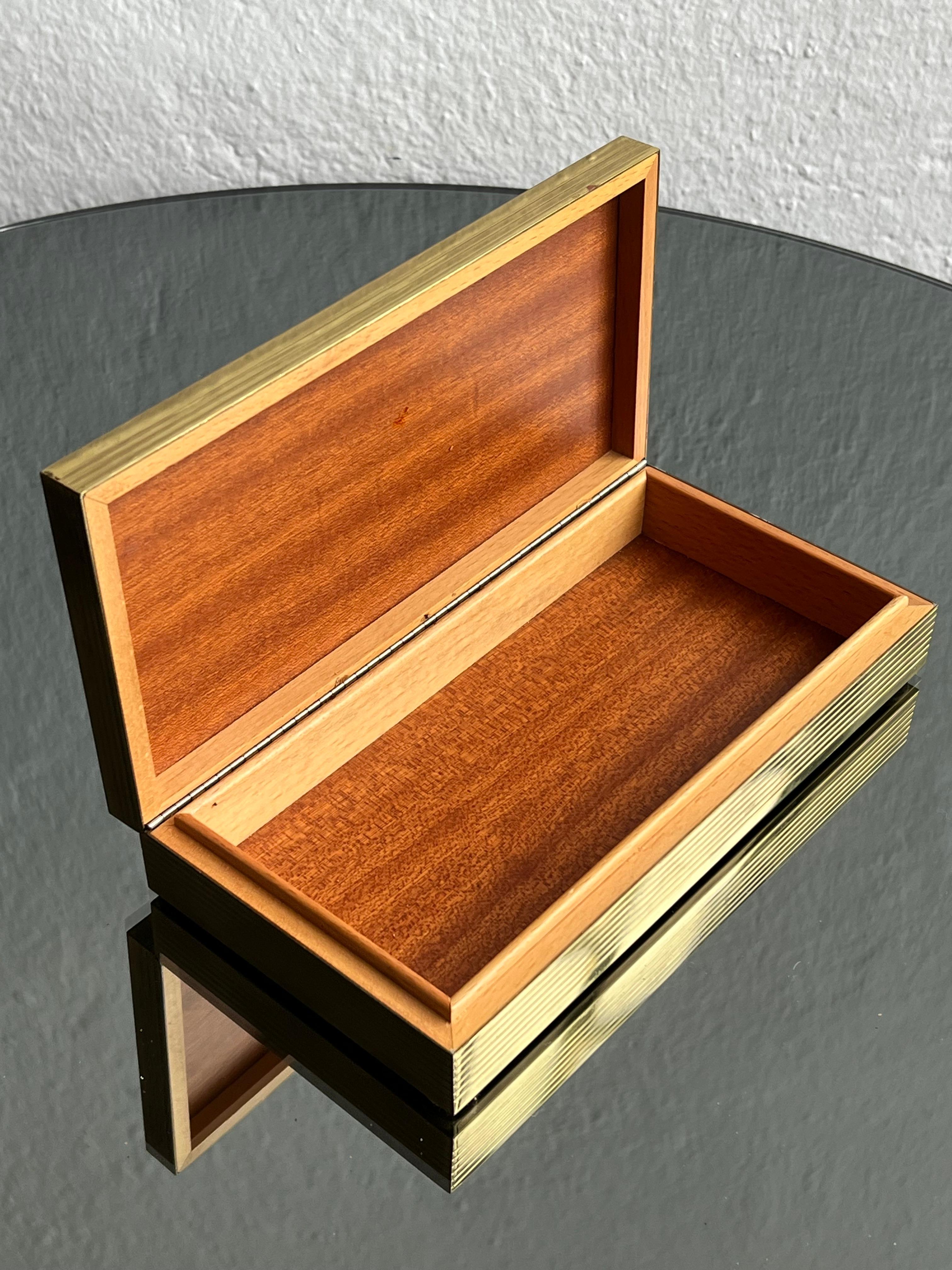 Schreibtischschachtel aus Messing und Holz, feines dekoratives Etui, Schmuckschachtel, Objekt im Angebot 12