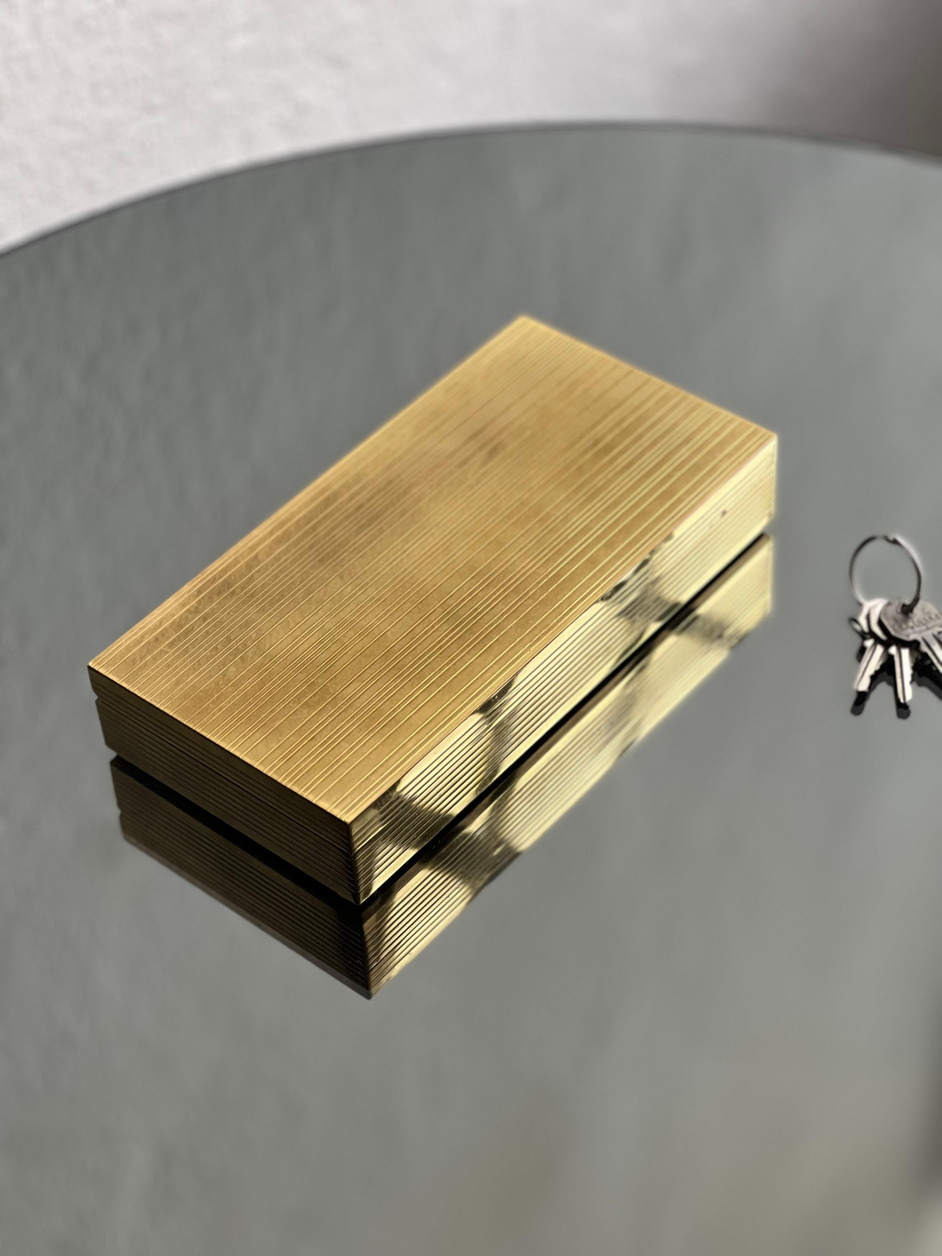 Schreibtischschachtel aus Messing und Holz, feines dekoratives Etui, Schmuckschachtel, Objekt (Italienisch) im Angebot