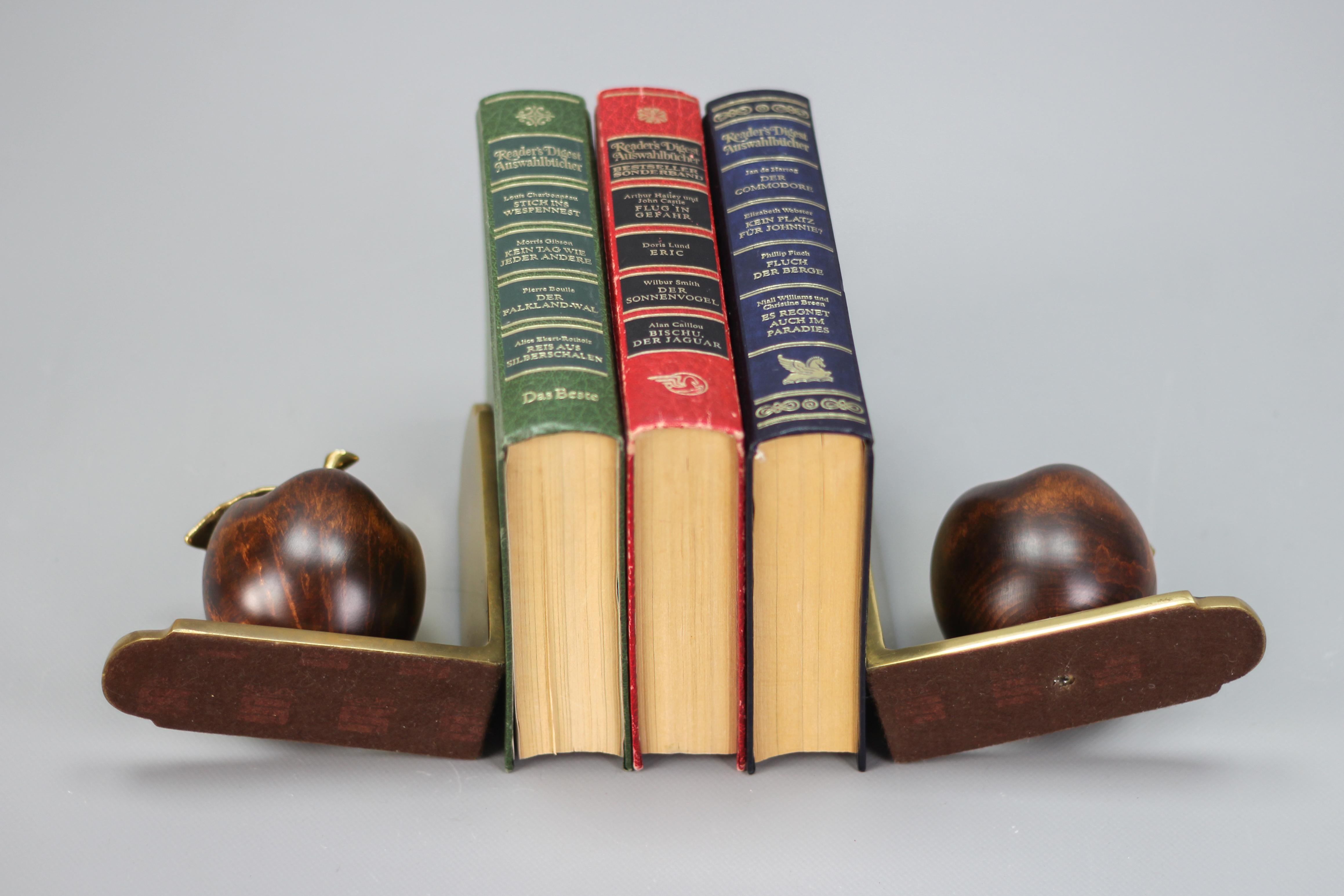 Buchstützen aus Messing und Holz mit Apfeln im Vintage-Stil im Angebot 4