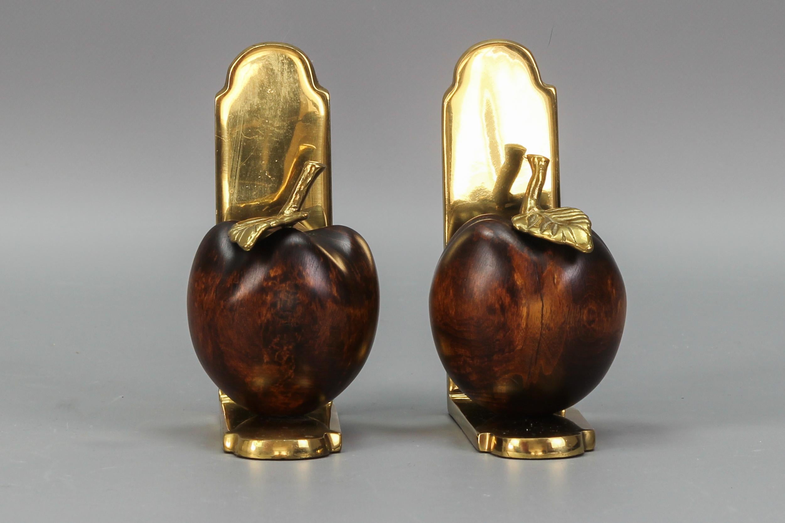 Vintage brass and wooden apple bookends.
Beautiful bookends, each with a wooden apple sculpture with a brass apple stem and leaf, mounted on brass bases. Germany, circa 1970.
Dimensions: height: 14 cm / 5.51 in; width: 7 cm / 2.75 in; depth: 12.5 cm