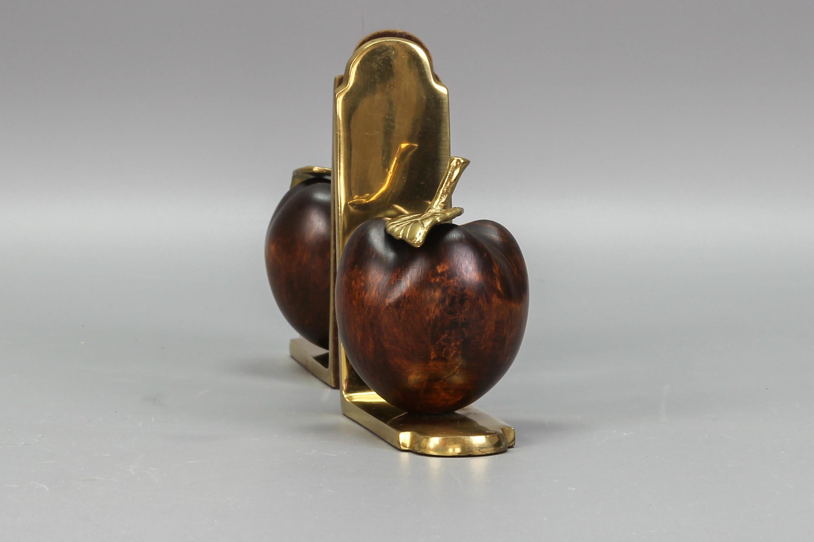 Vintage Brass and Wooden Apples Bookends In Good Condition For Sale In Barntrup, DE