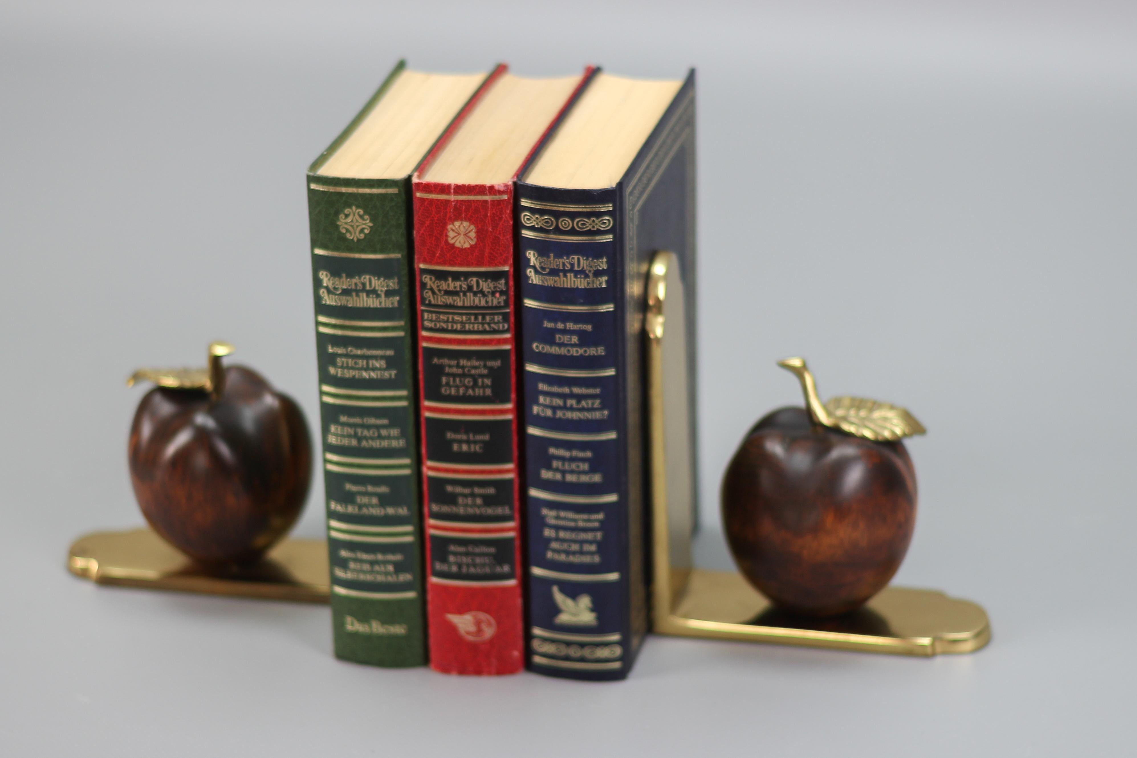 Buchstützen aus Messing und Holz mit Apfeln im Vintage-Stil im Angebot 1