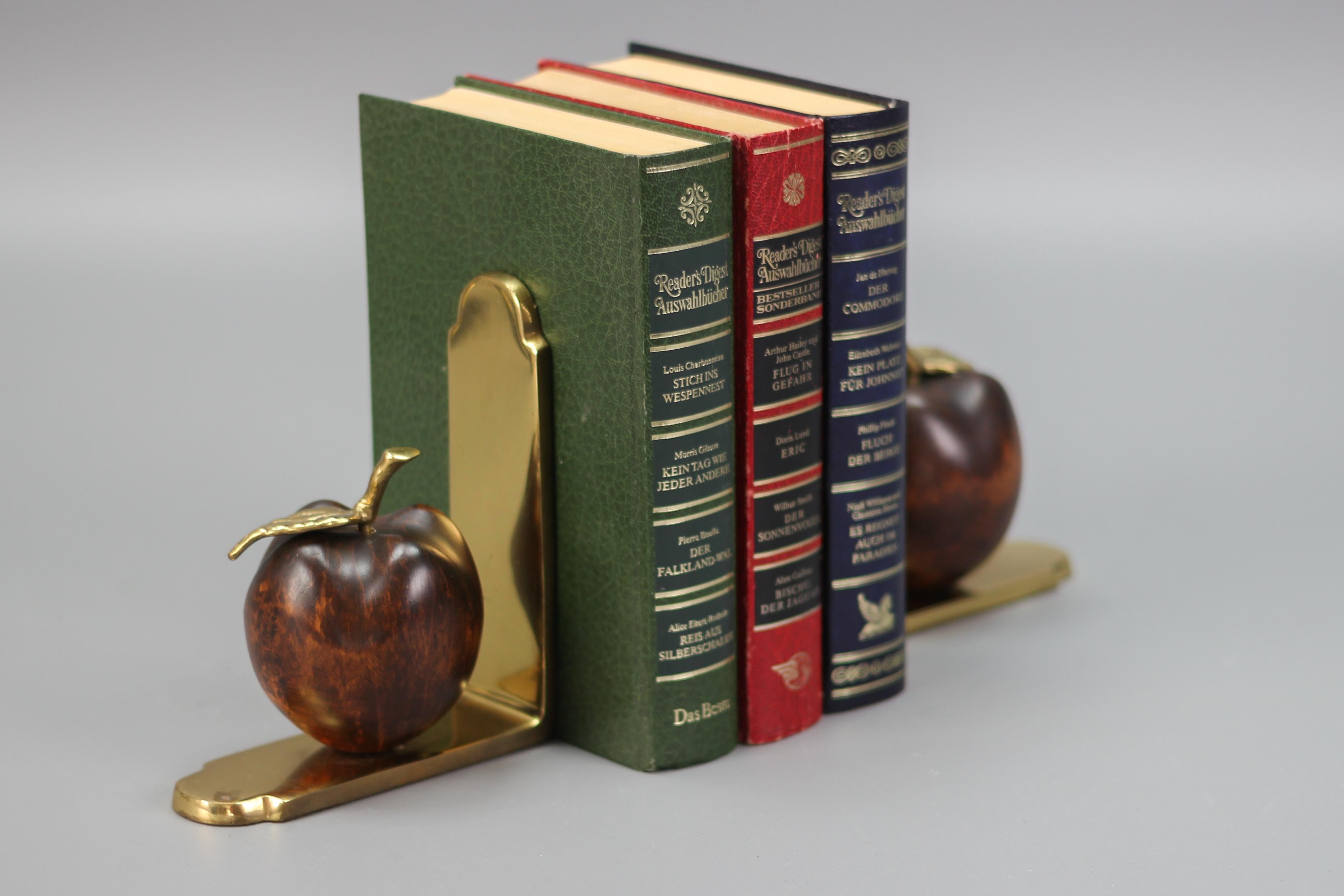 Buchstützen aus Messing und Holz mit Apfeln im Vintage-Stil im Angebot 2