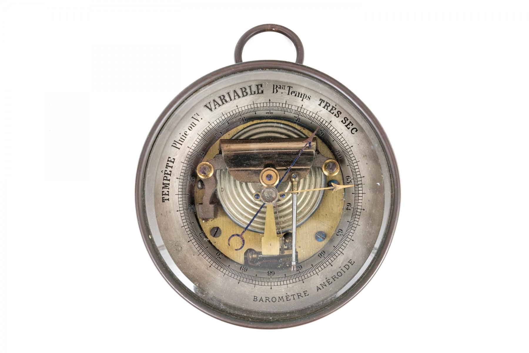 Nice French aneroid barometer in a brass circular case and equipped with a brass handle. A aneroid barometer is a device for measuring atmospheric pressure without the use of fluids. It consists of a partially evacuated metal chamber, the thin