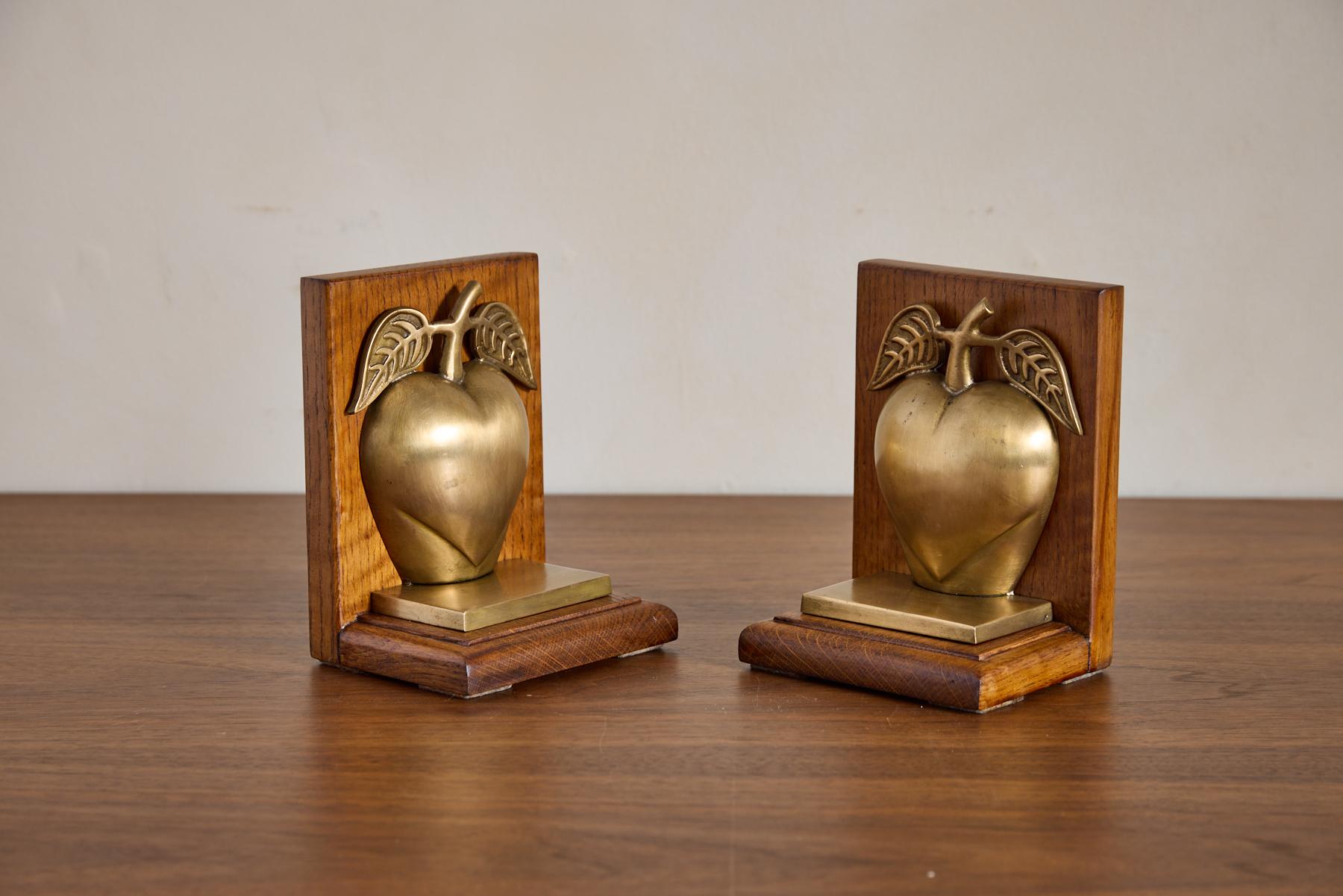 Vintage Brass Apple Bookends In Good Condition For Sale In Beverly Hills, CA